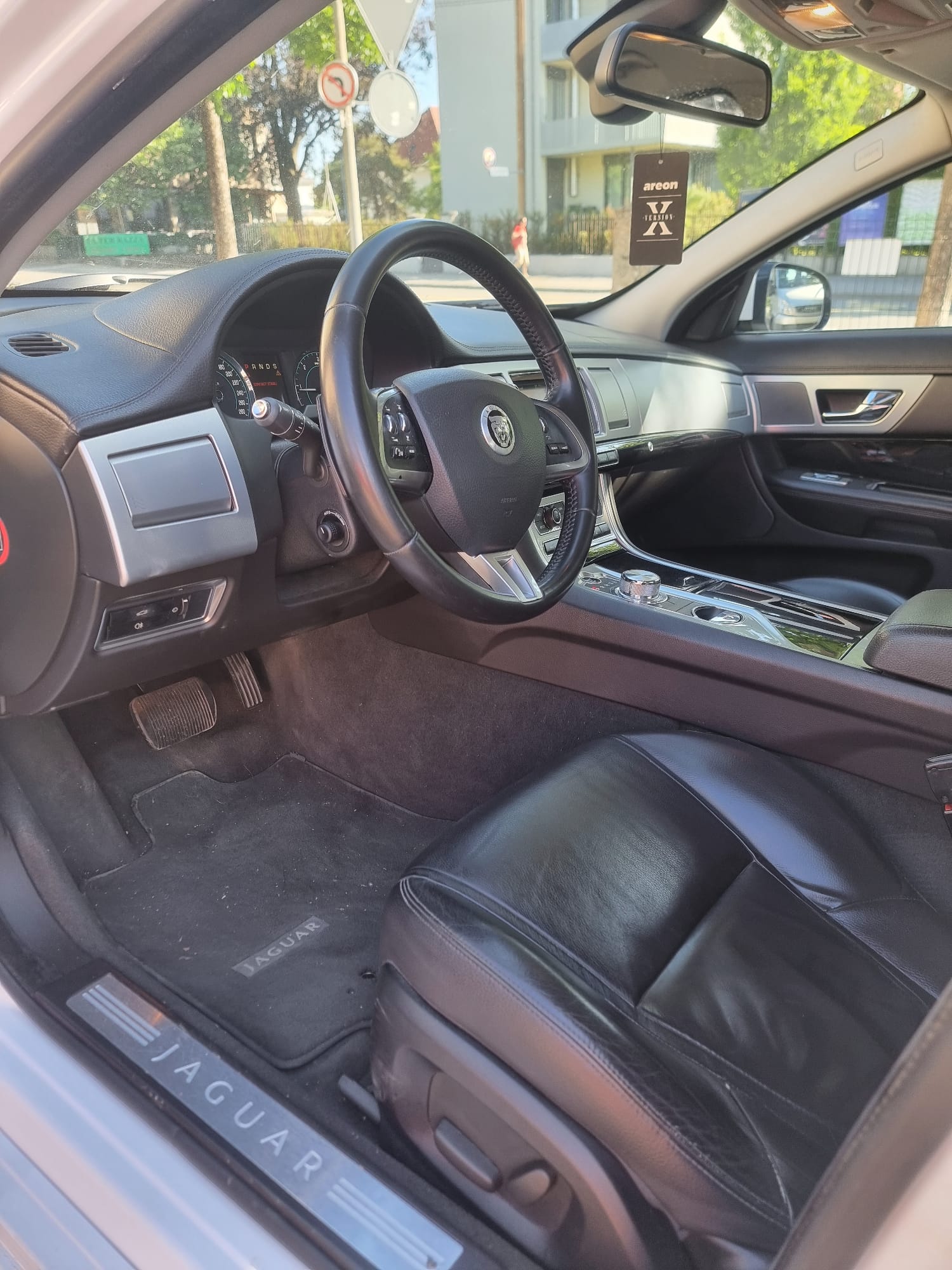 JAGUAR XF 2.2d-image-8