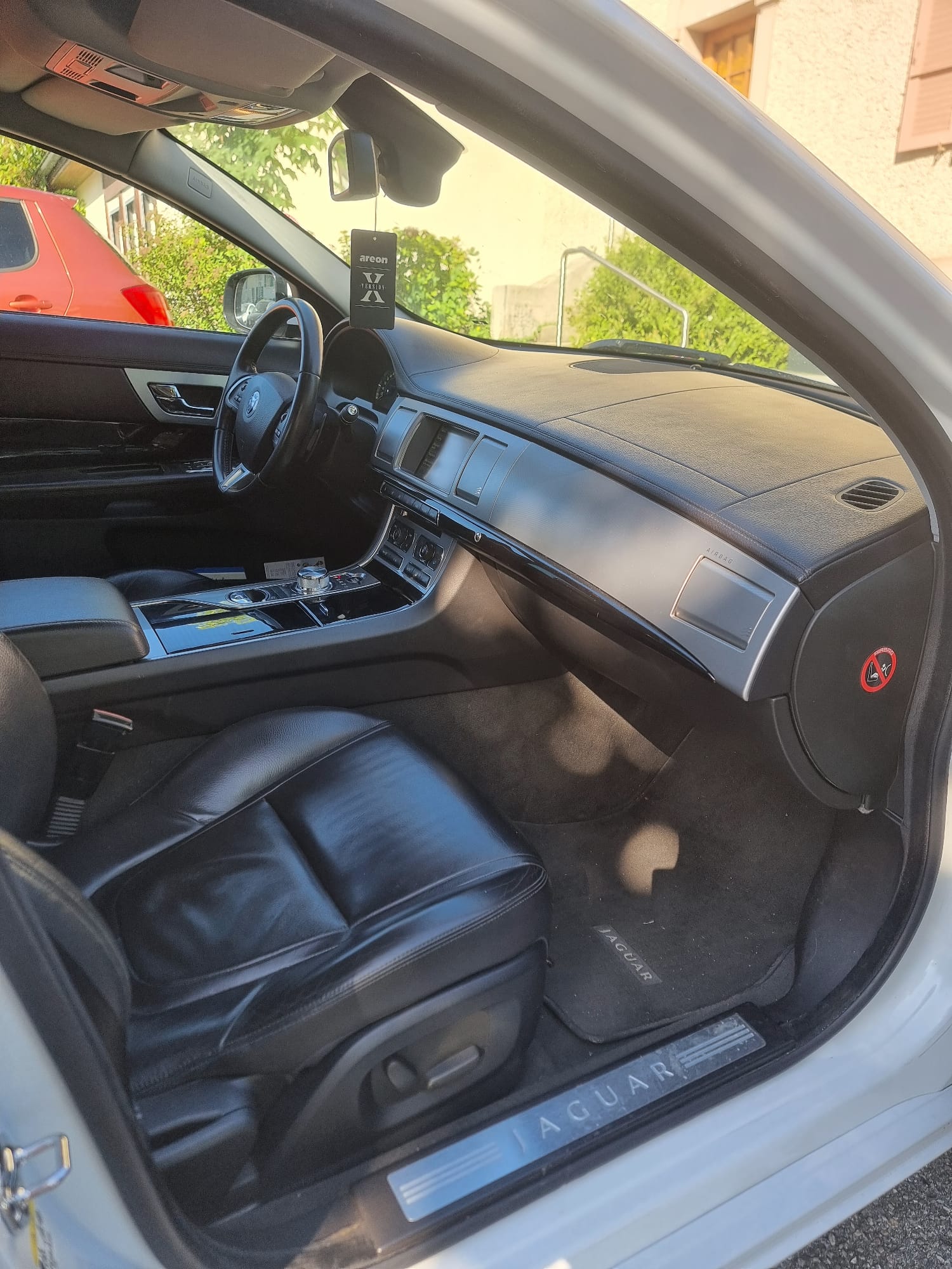 JAGUAR XF 2.2d-image-10