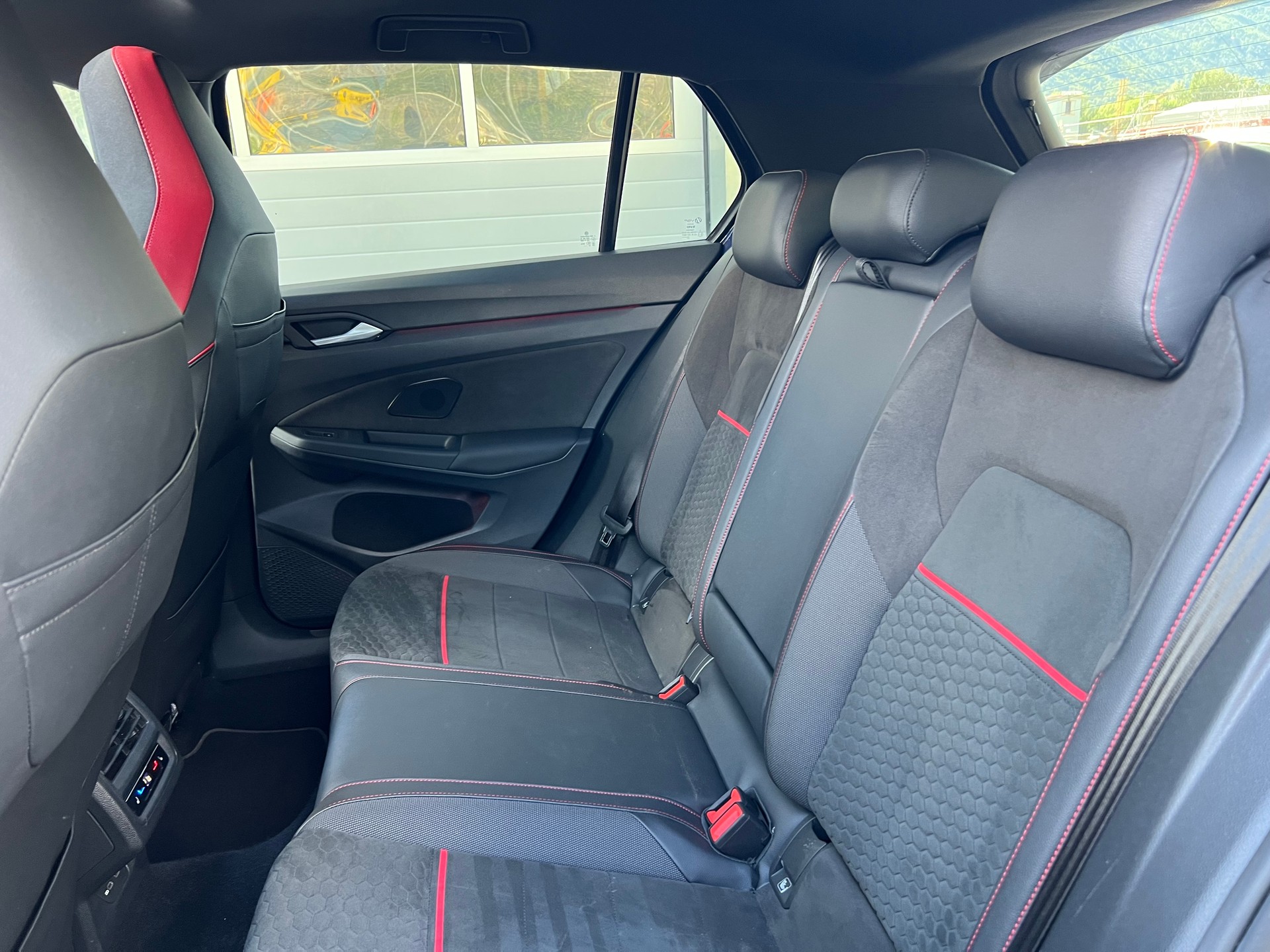 VW Golf 2.0 TSI GTI Clubsport DSG * Panorama * Head-up Display * IQ Light * Camera * Harman Kardon Audio *-image-13