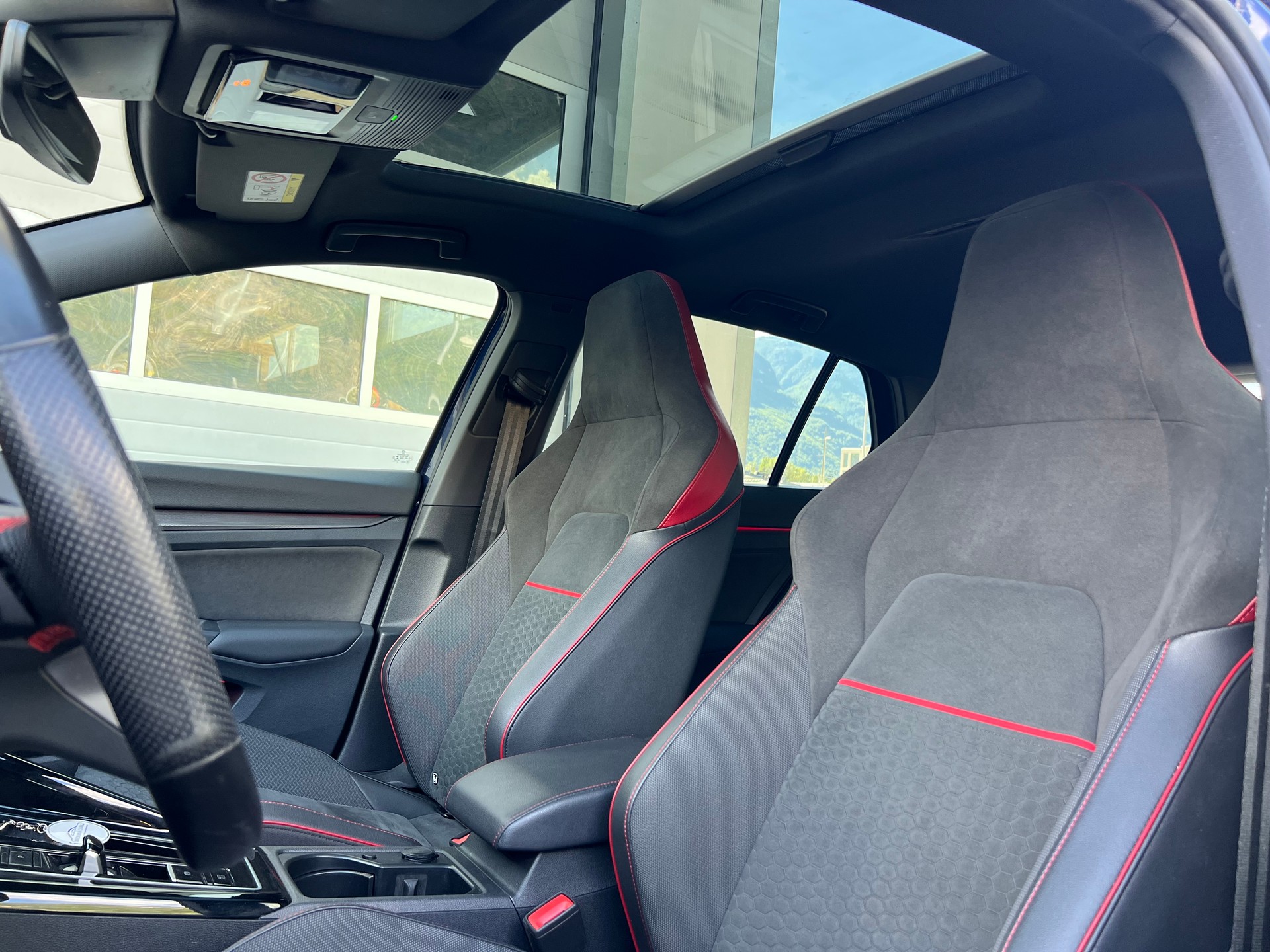 VW Golf 2.0 TSI GTI Clubsport DSG * Panorama * Head-up Display * IQ Light * Camera * Harman Kardon Audio *-image-9