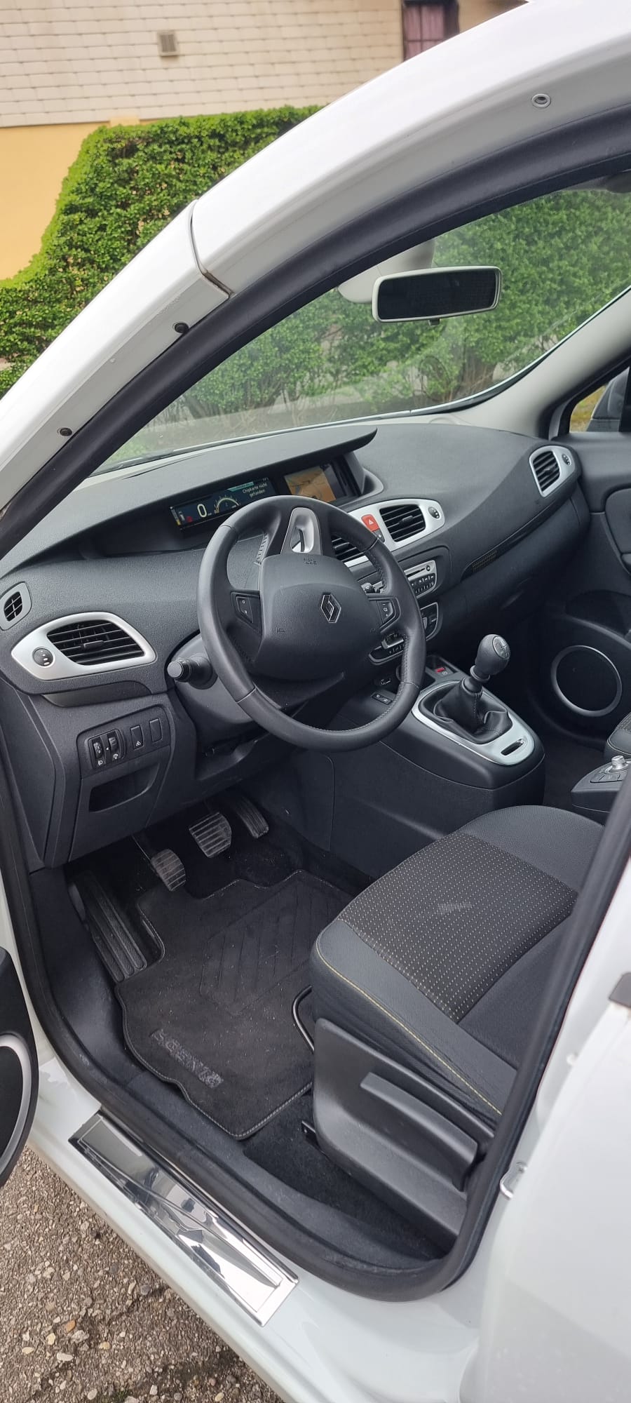 RENAULT Scénic 1.4 16V Turbo Privilège-image-9