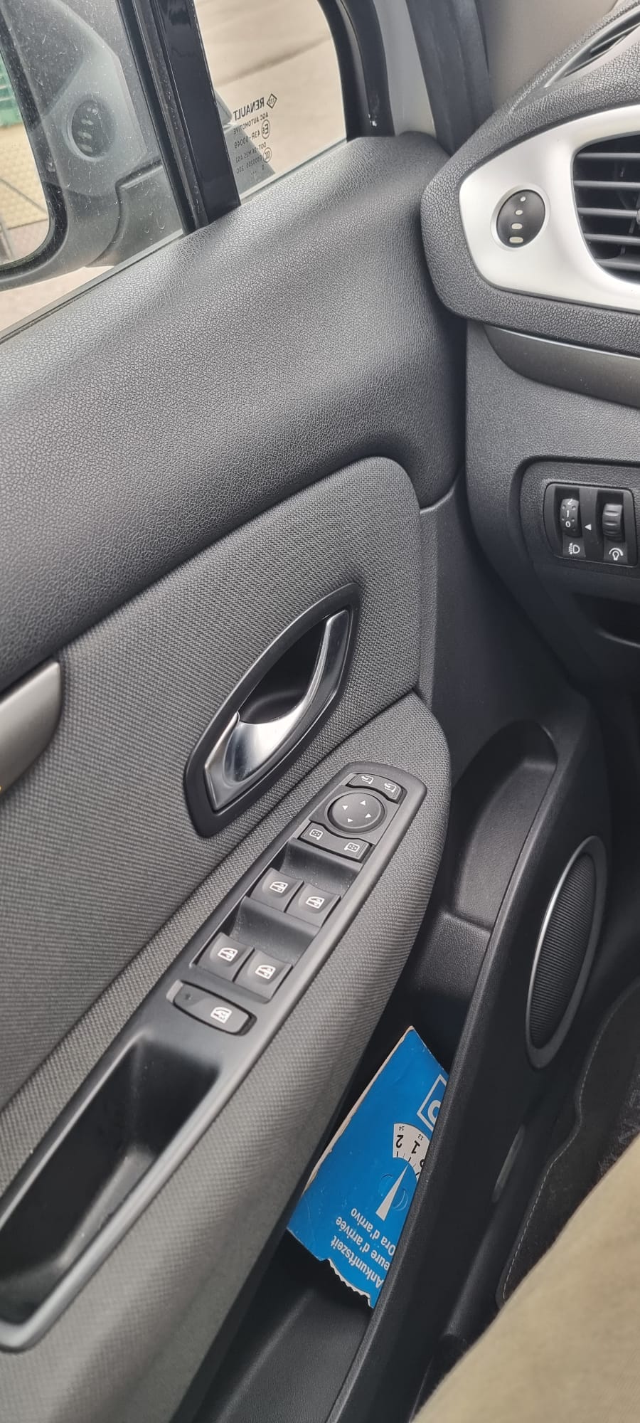 RENAULT Scénic 1.4 16V Turbo Privilège-image-10