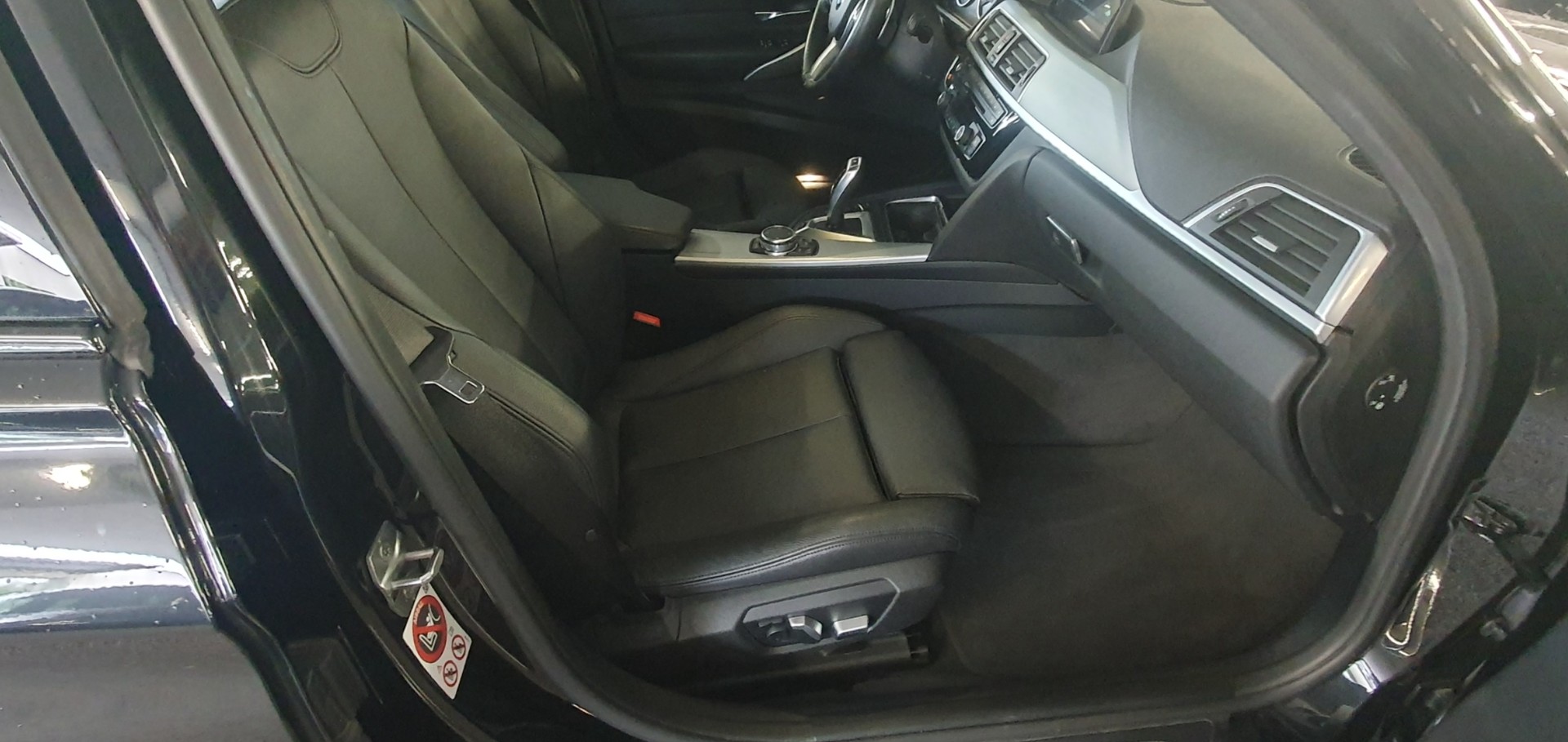 BMW 330e iPerformance M Sport Steptronic-image-11