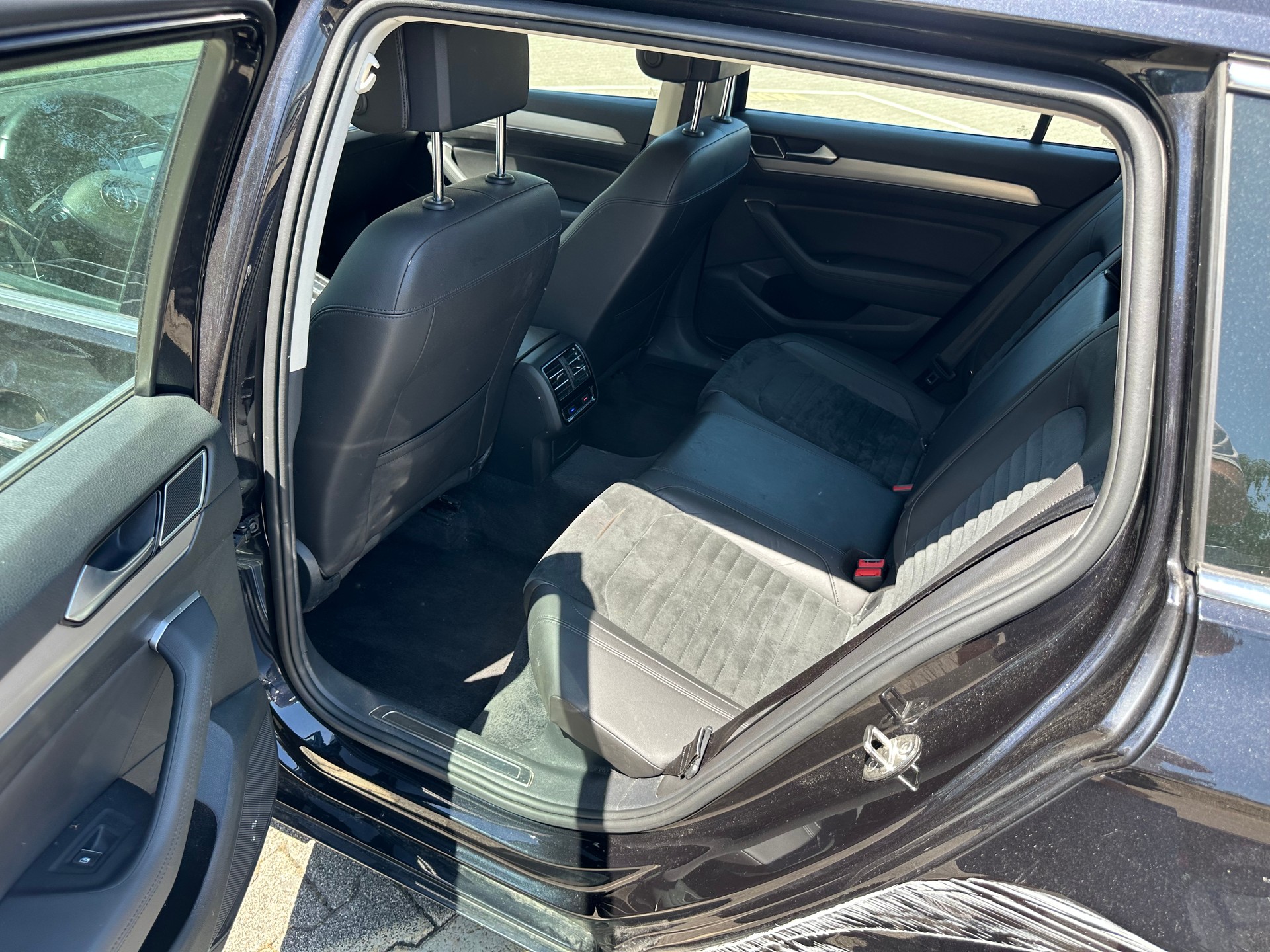 VW Passat Variant 2.0 TDI BMT Highline DSG 4Motion-image-10
