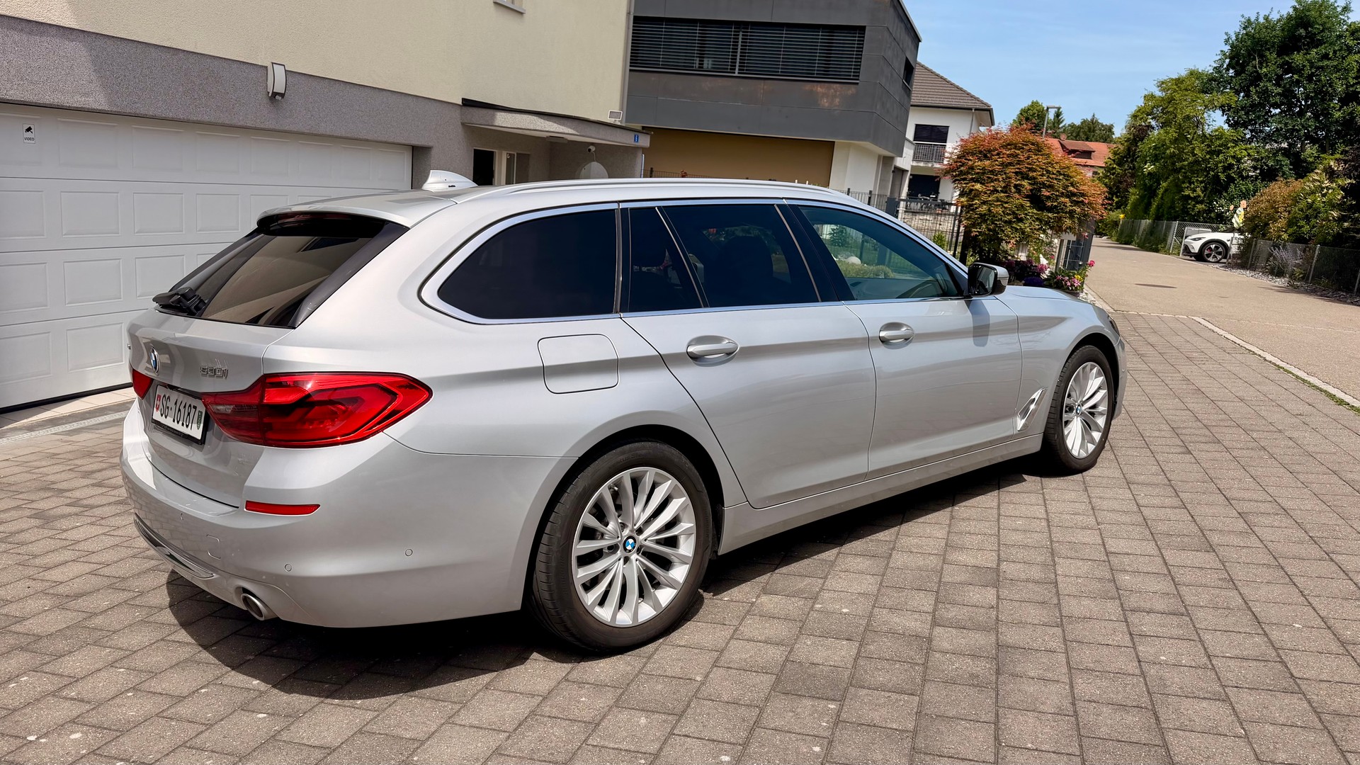 BMW 530i xDrive-image-2