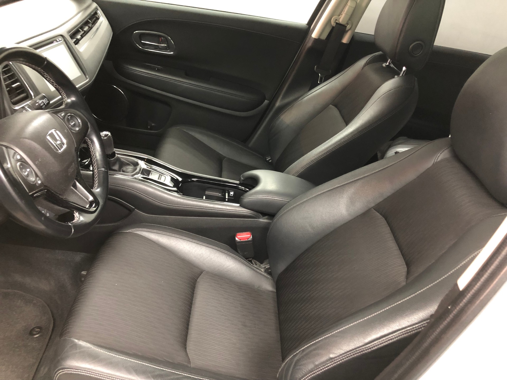 HONDA HR-V 1.5i-VTEC Executive-image-10