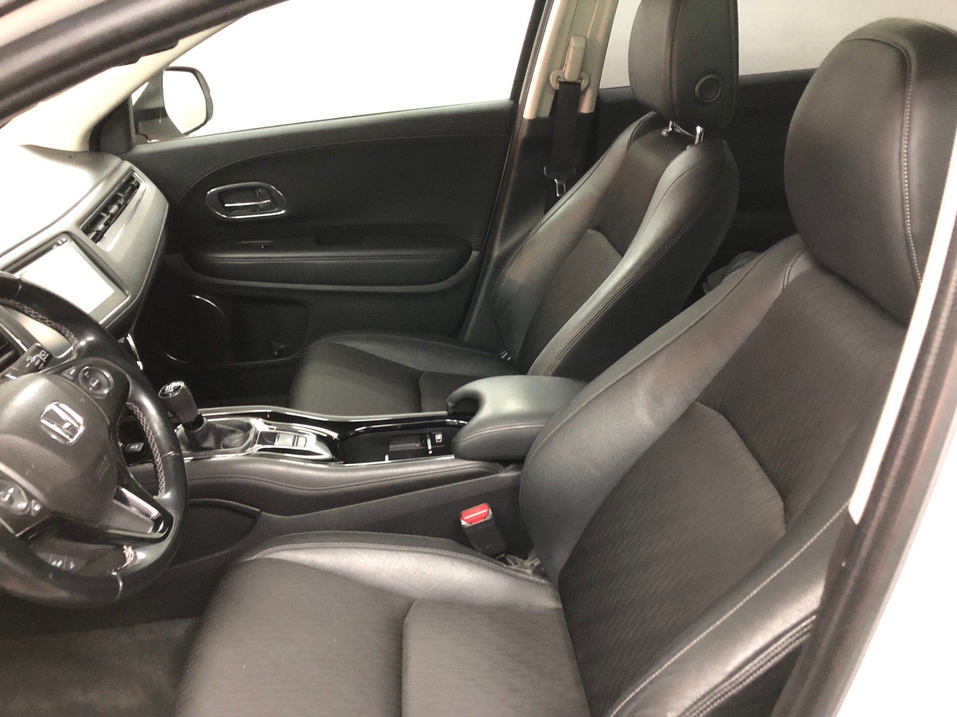 HONDA HR-V 1.5i-VTEC Executive-image-8
