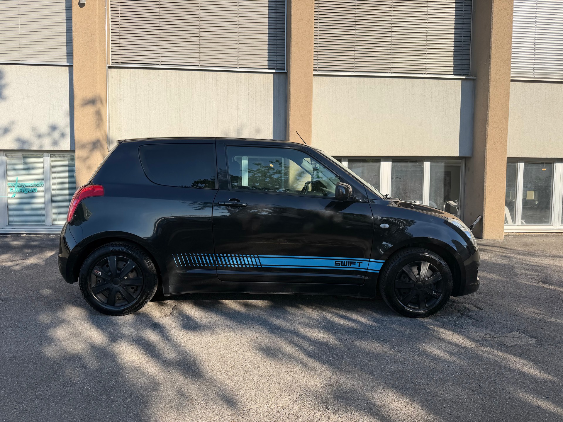 SUZUKI Swift 1.3i 16V GL Top-image-3