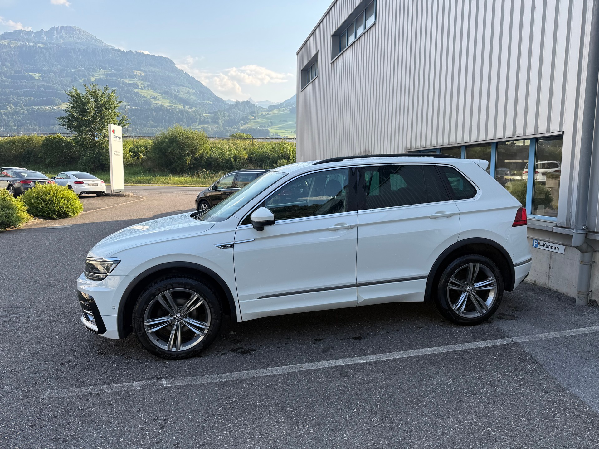 VW Tiguan 2.0 TDI R-Line Trendline 4Motion DSG-image-3