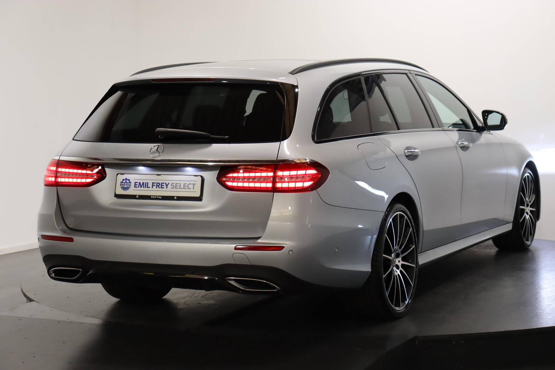 MERCEDES-BENZ E 220 d AMG Line 4matic Kombi-showroom-element-2