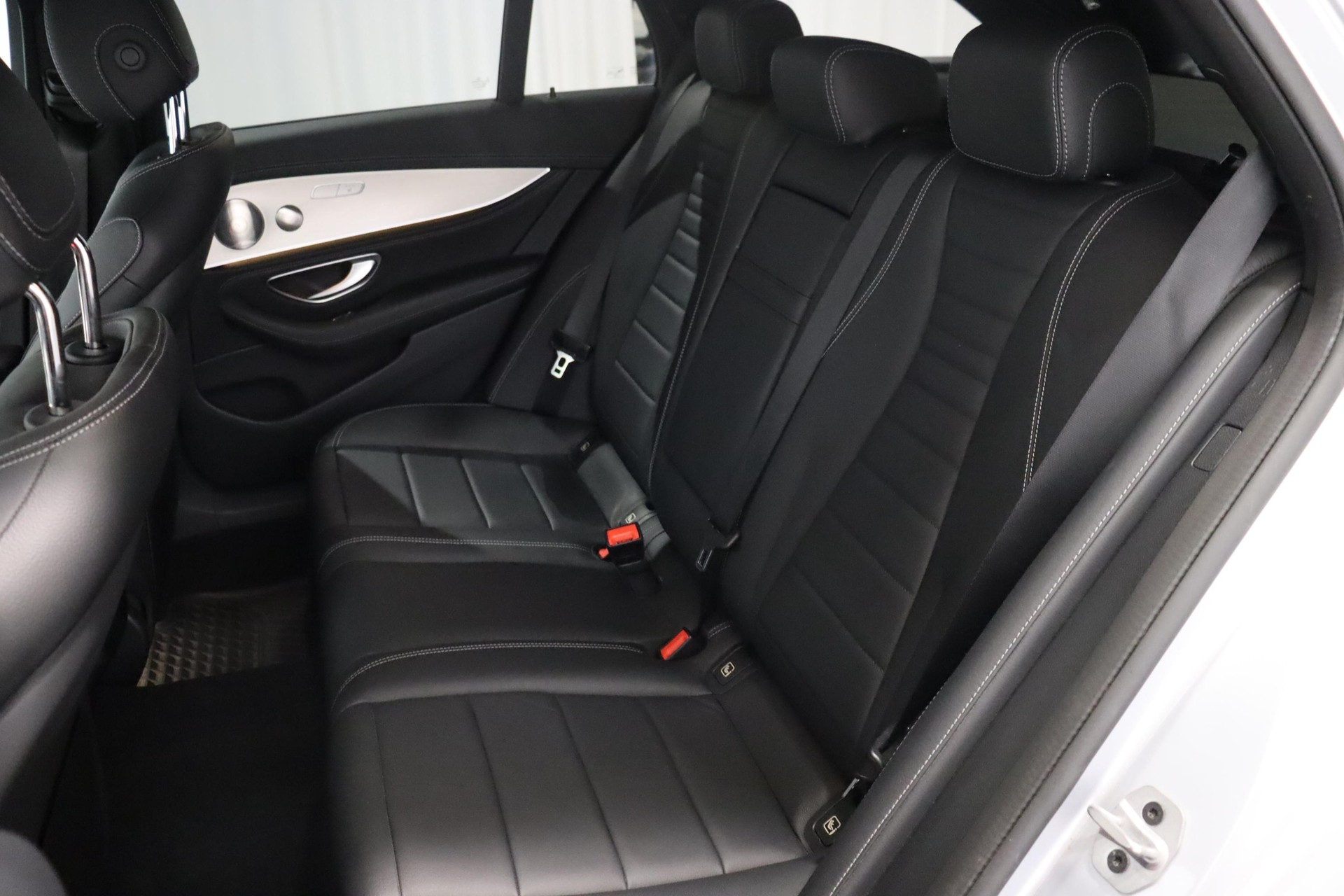 MERCEDES-BENZ E 220 d AMG Line 4matic Kombi-image-10
