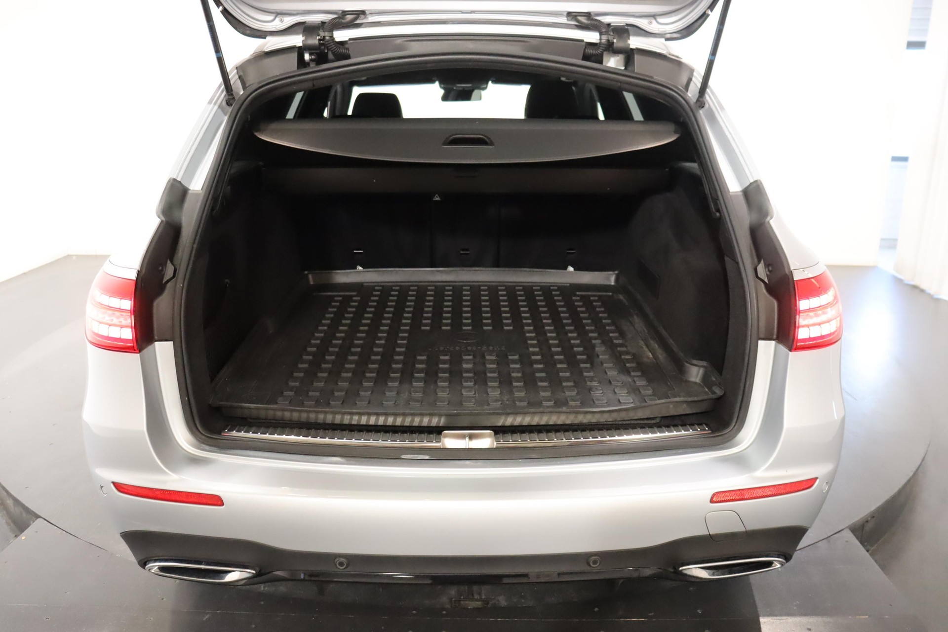 MERCEDES-BENZ E 220 d AMG Line 4matic Kombi-image-4