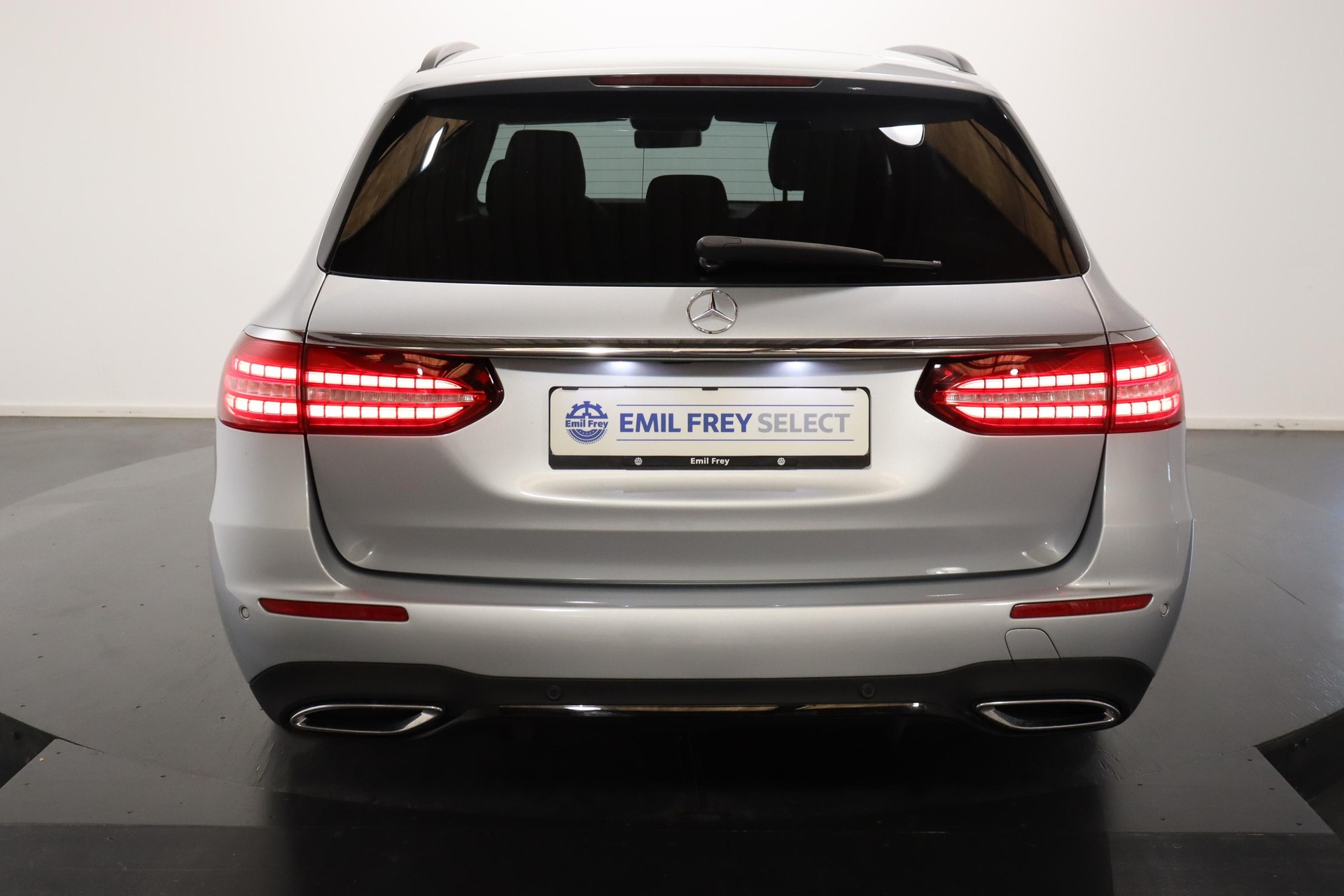 MERCEDES-BENZ E 220 d AMG Line 4matic Kombi-showroom-element-3