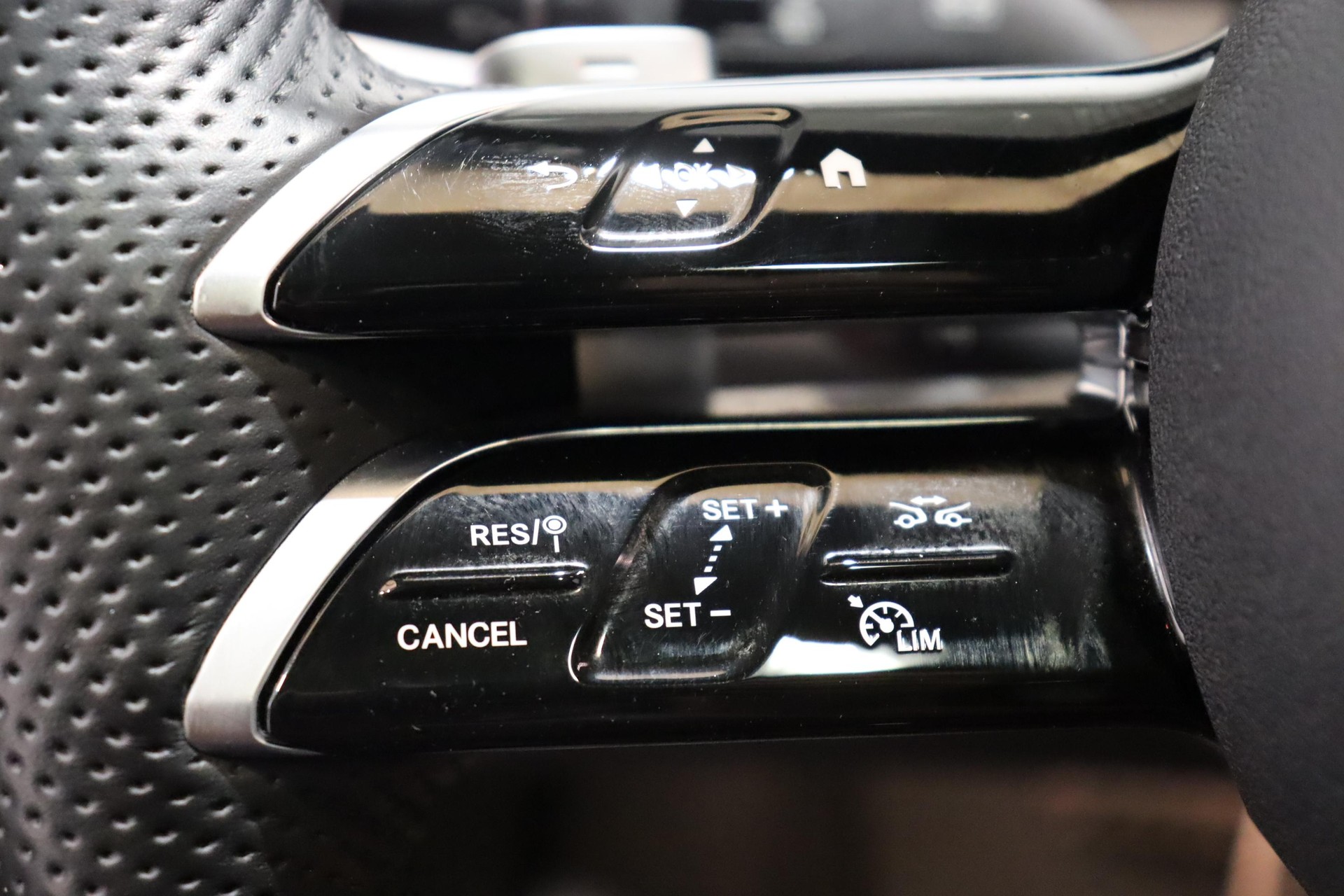 MERCEDES-BENZ E 220 d AMG Line 4matic Kombi-image-17
