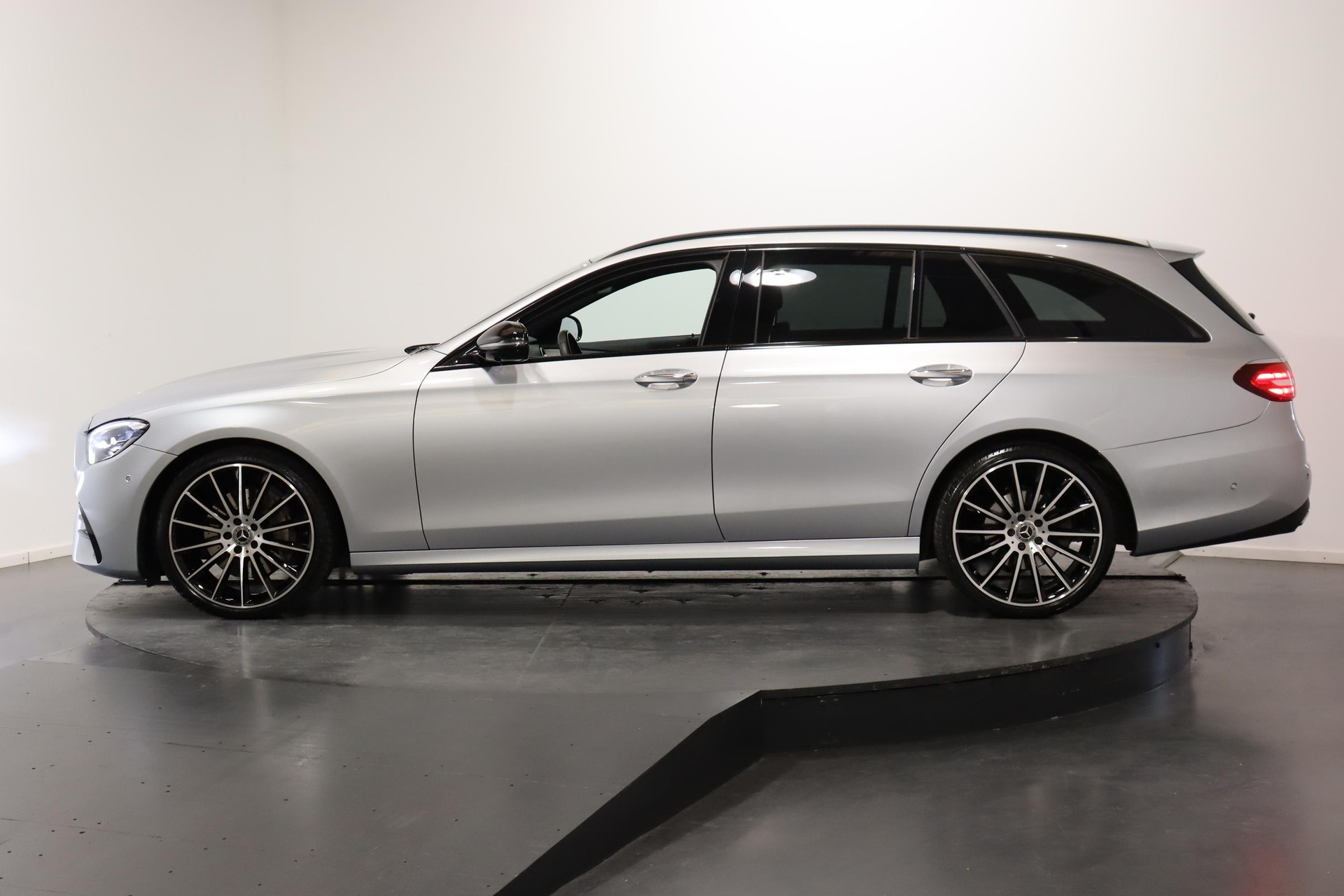 MERCEDES-BENZ E 220 d AMG Line 4matic Kombi-showroom-element-1
