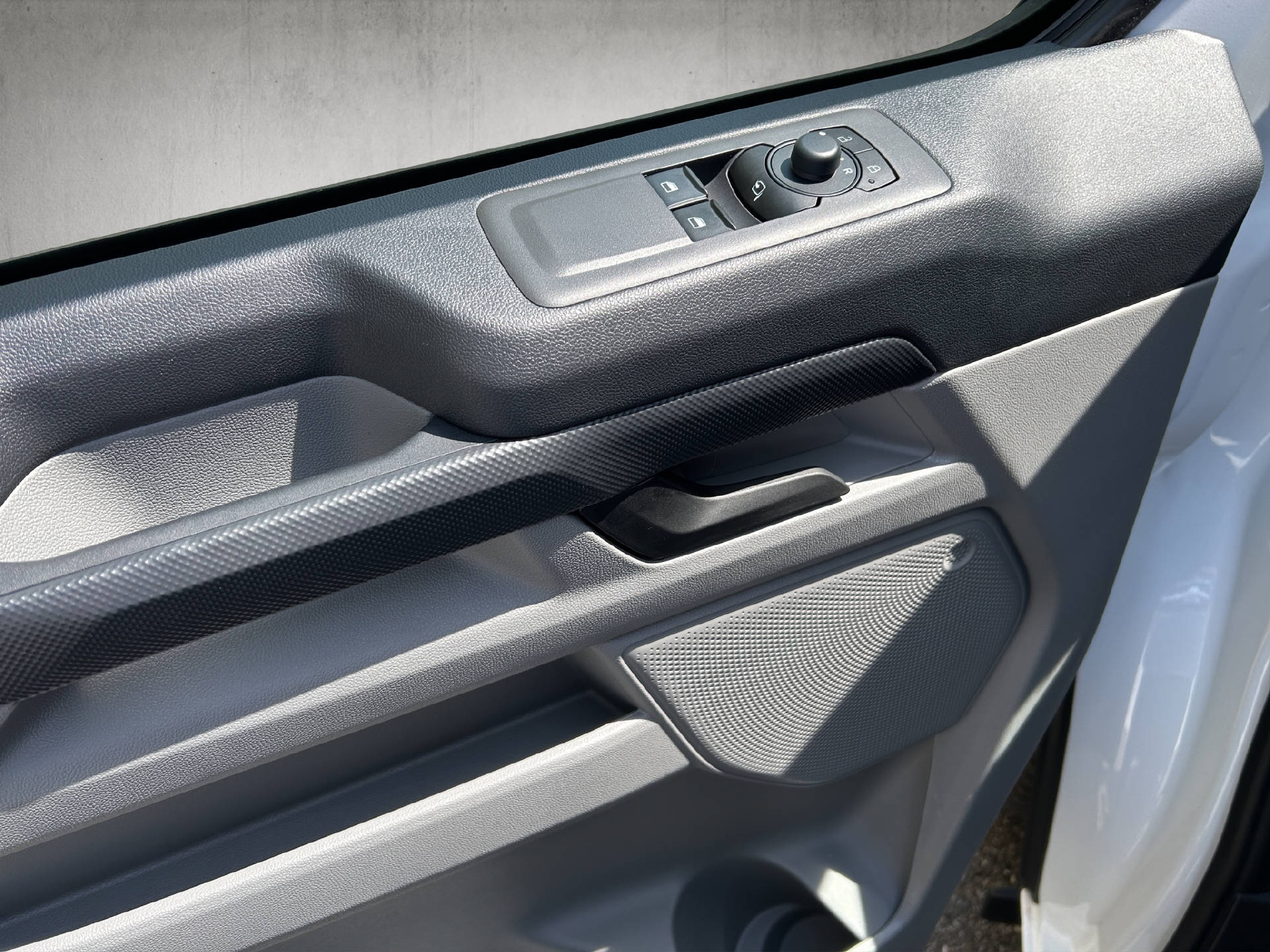 FORD Transit Custom Van 320 L1 2.5 Duratec 233 Trend PHEV-image-12