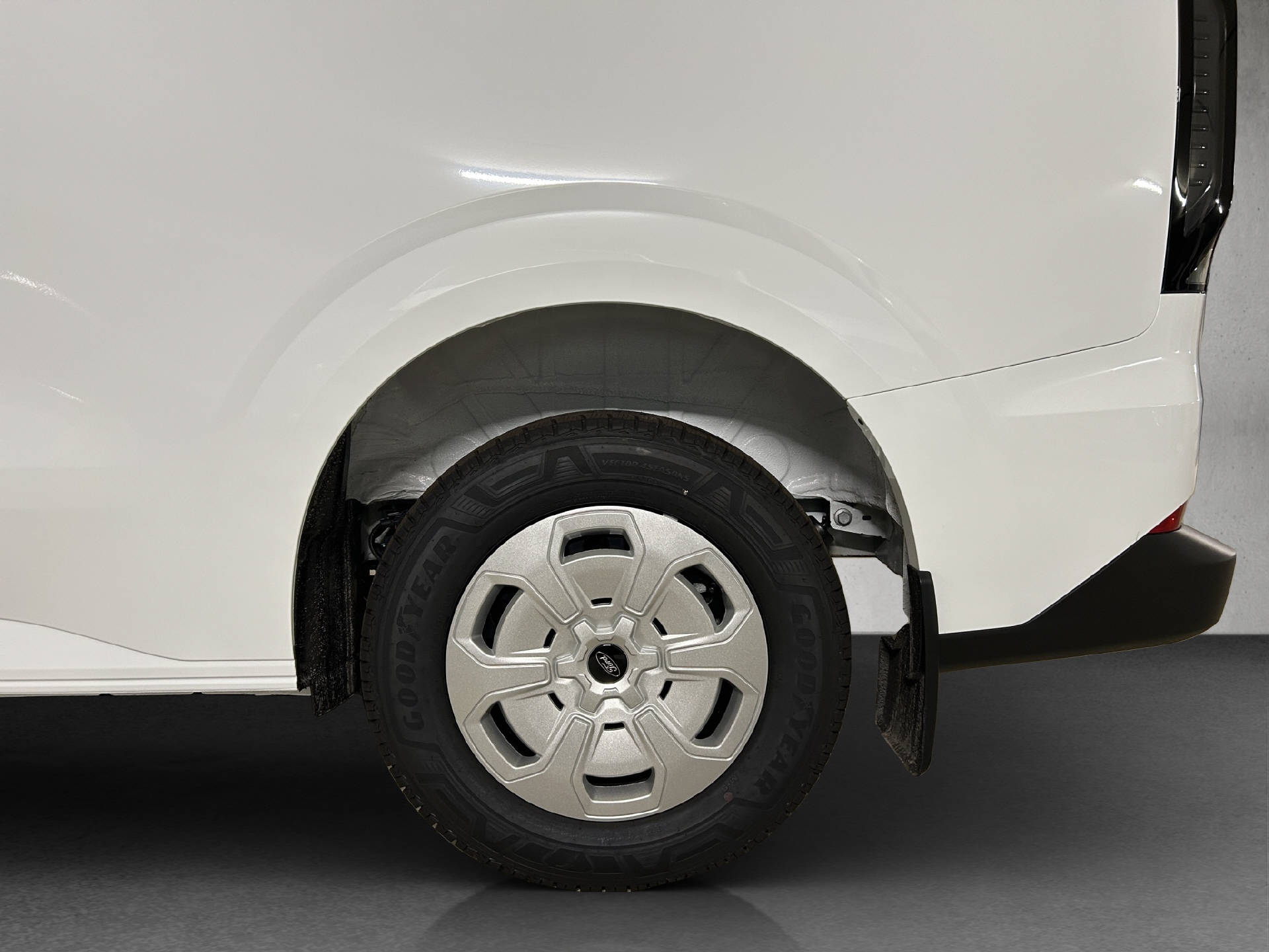 FORD Transit Custom Van 320 L1 2.5 Duratec 233 Trend PHEV-image-23