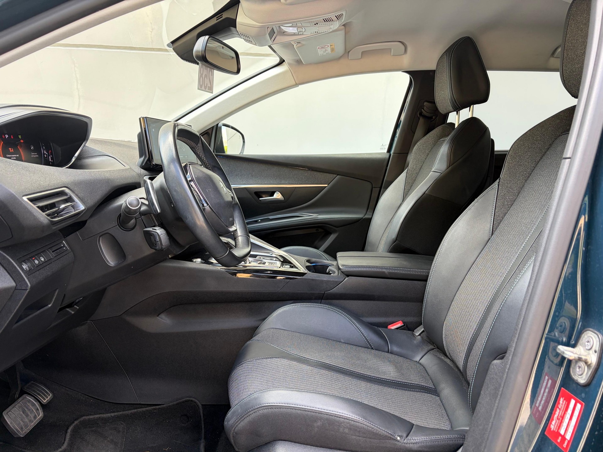 PEUGEOT 5008 1.5 BlueHDi Allure Pack-image-8