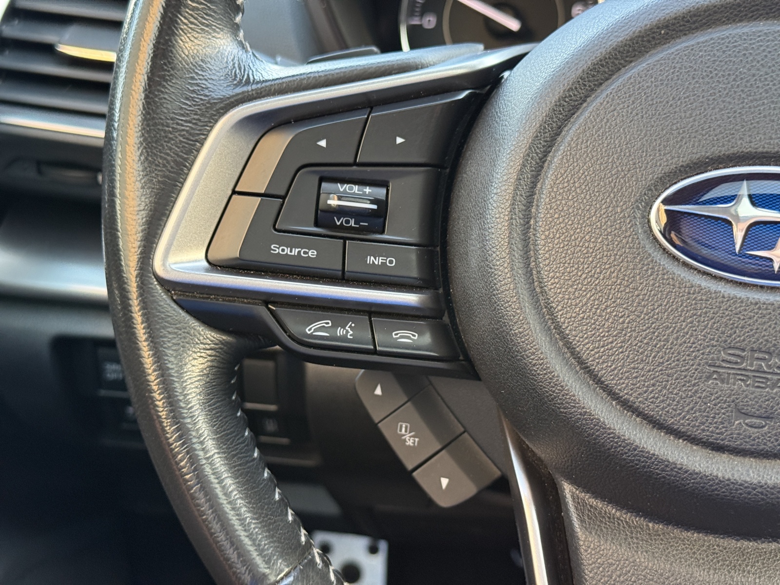 SUBARU Impreza 2.0 Luxury AWD Lineartronic-image-25