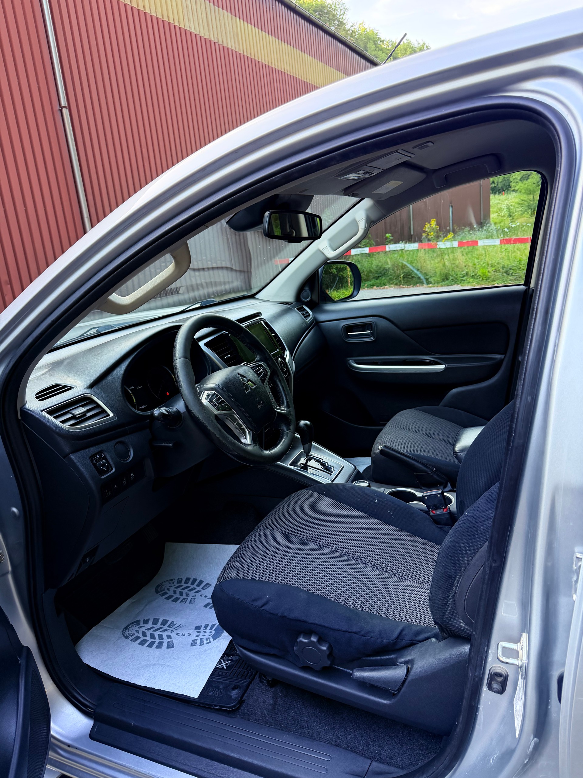MITSUBISHI L 200 2.2 Diamond Double Cab Automat-image-10