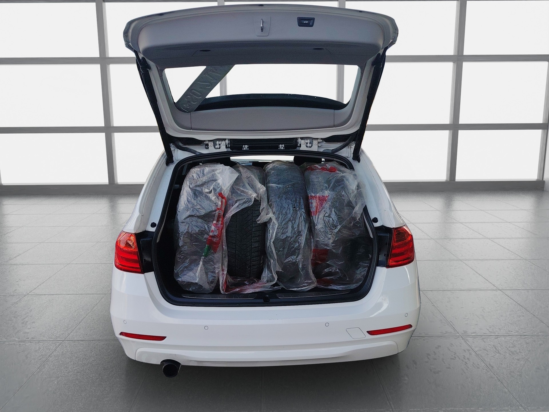 BMW 320i xDrive Touring Steptronic-image-14