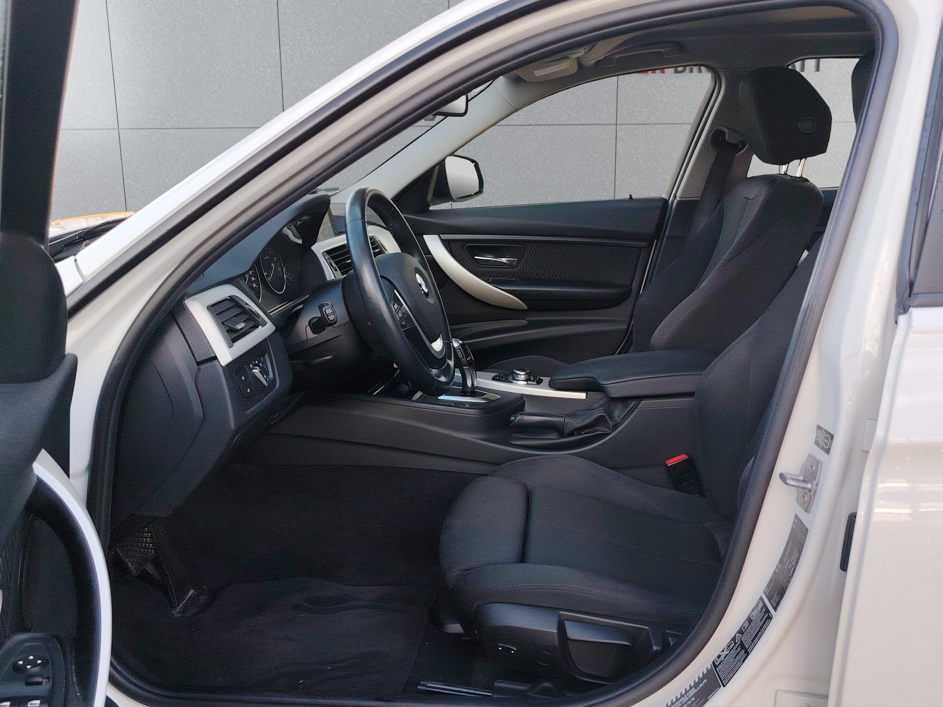 BMW 320i xDrive Touring Steptronic-image-7