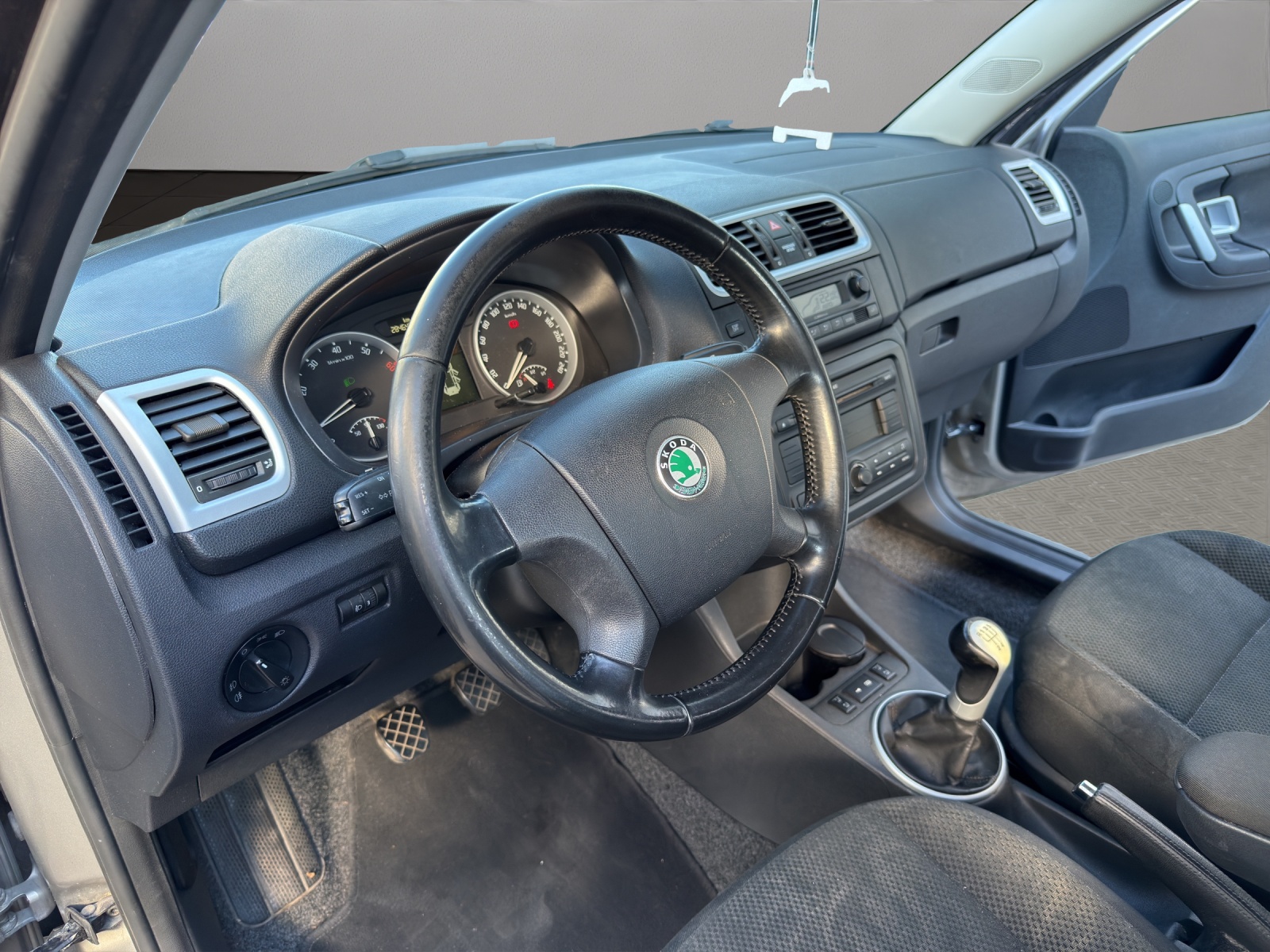 SKODA Fabia 1.6 Ambiente-image-9