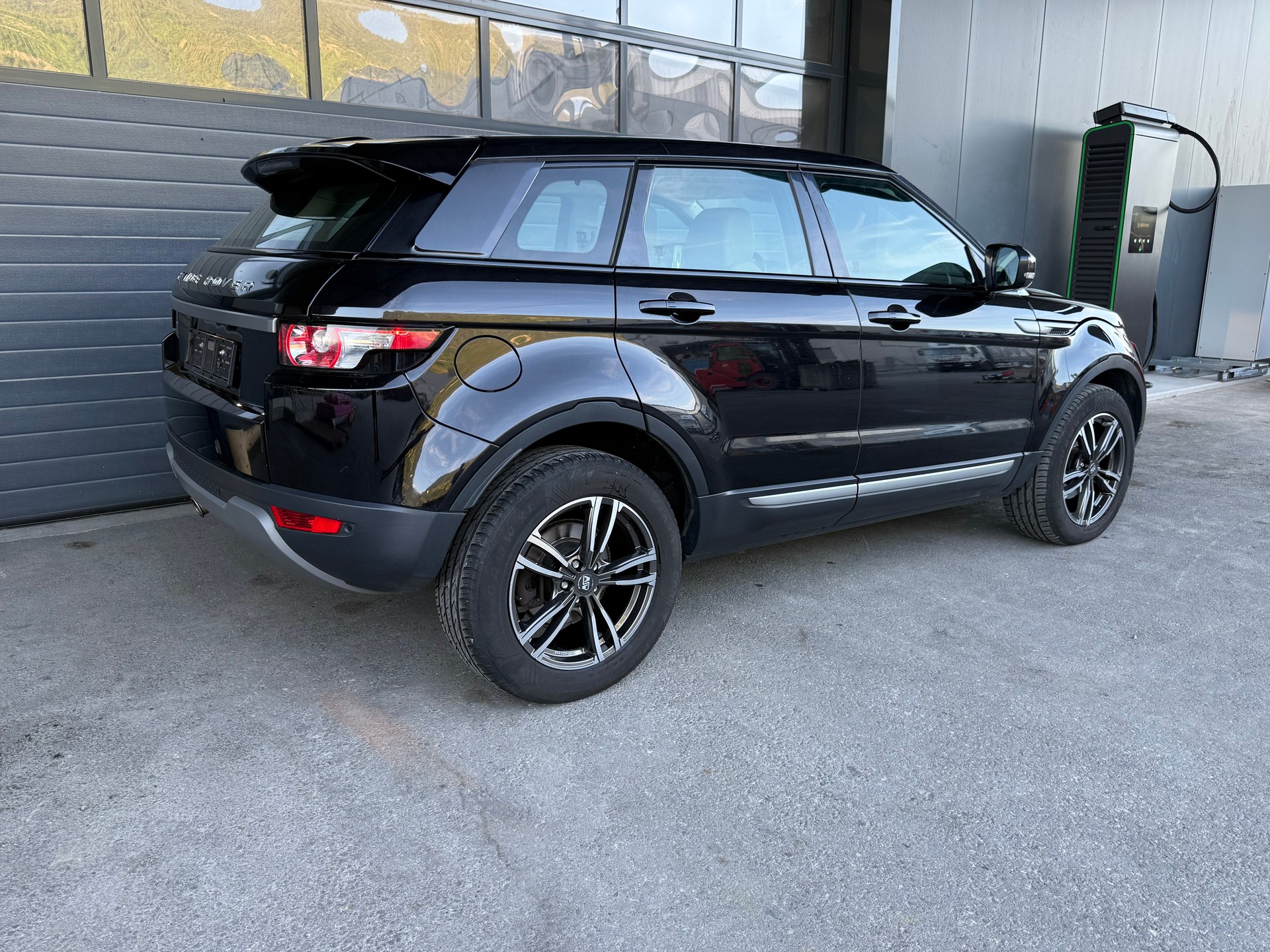 LAND ROVER Range Rover Evoque 2.2 TD4 Prestige-image-1