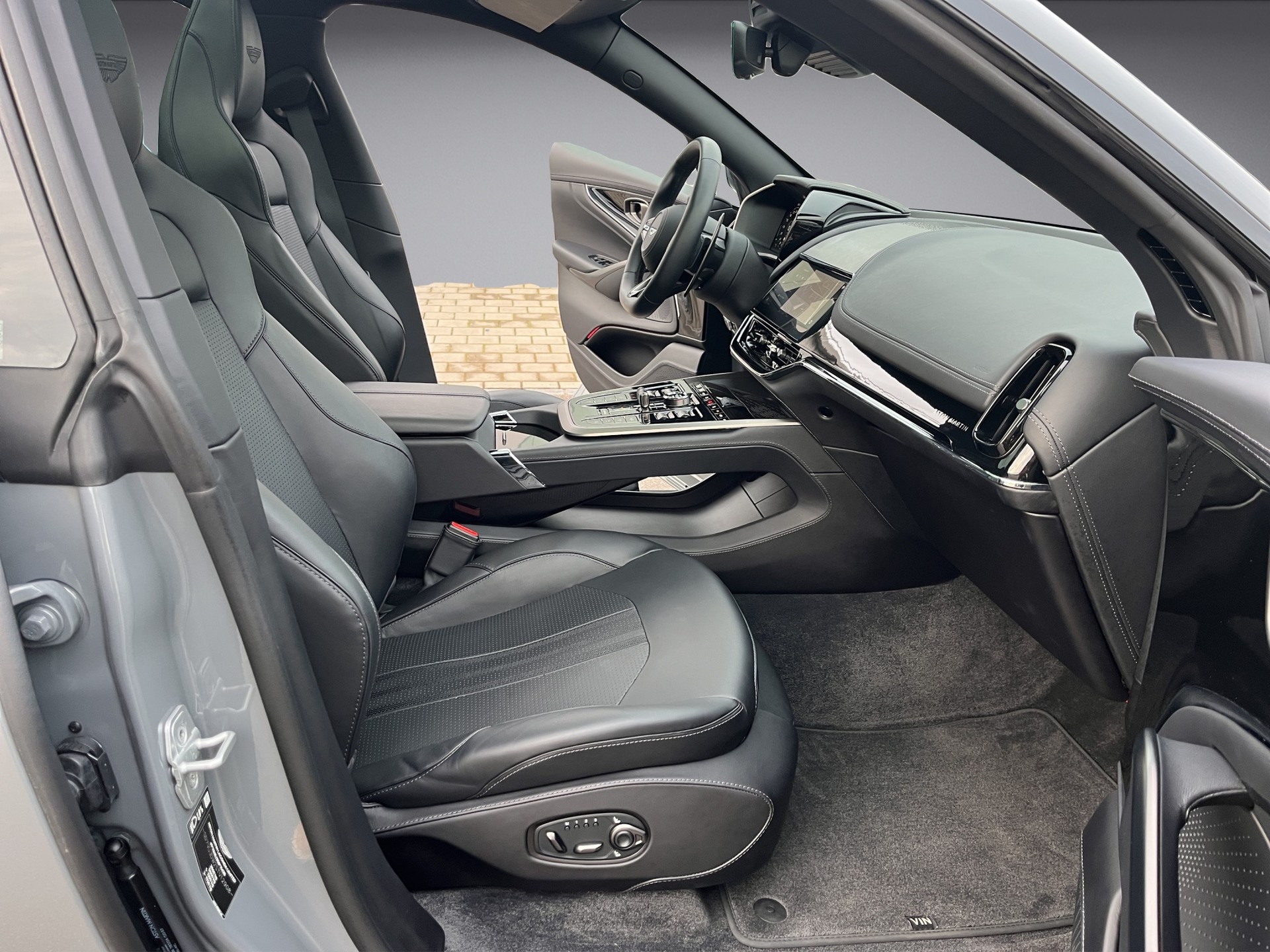 ASTON MARTIN DBX 4.0 V8 *New Modell mit 707 PS*-image-17