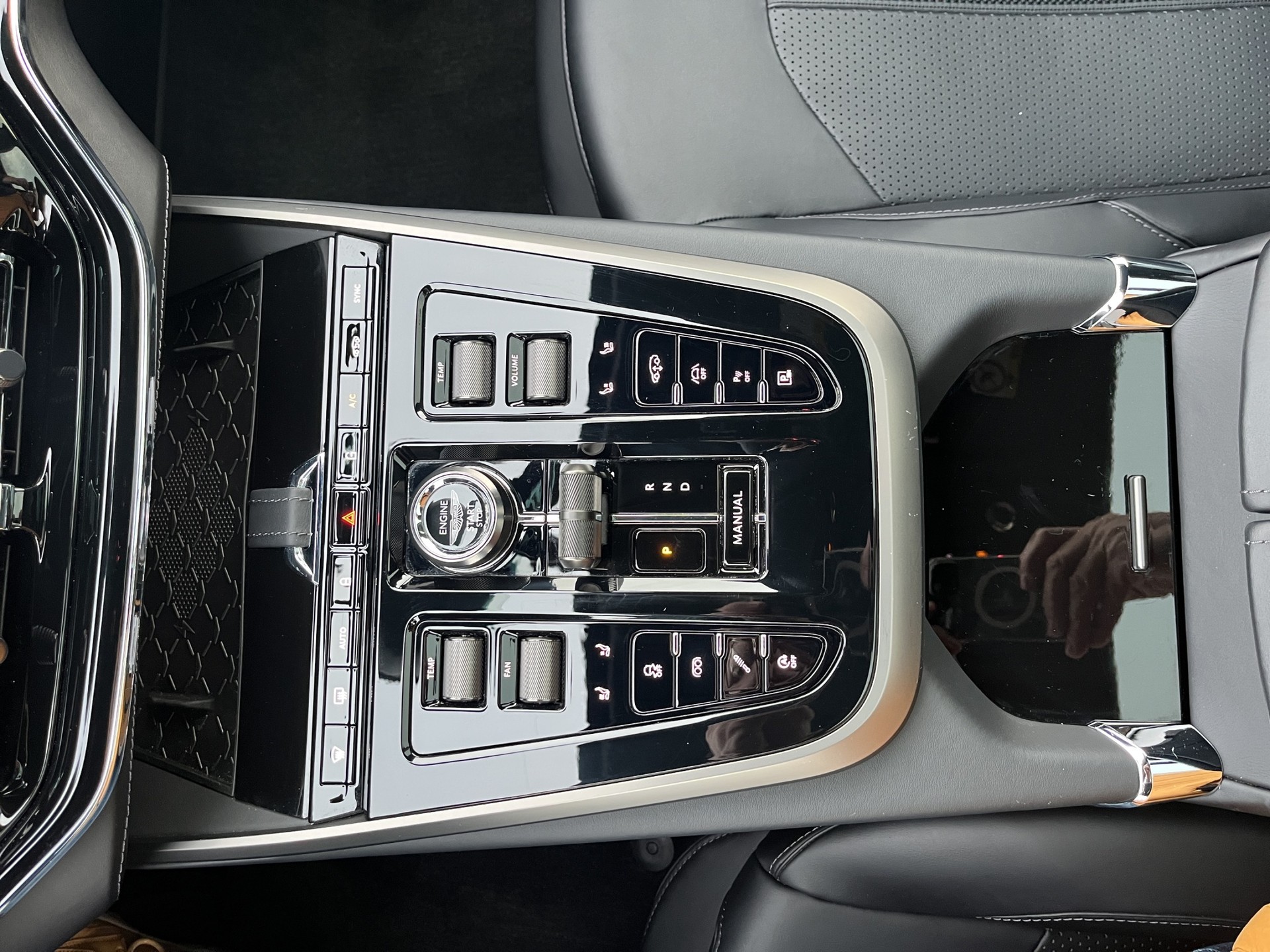 ASTON MARTIN DBX 4.0 V8 *New Modell mit 707 PS*-image-22