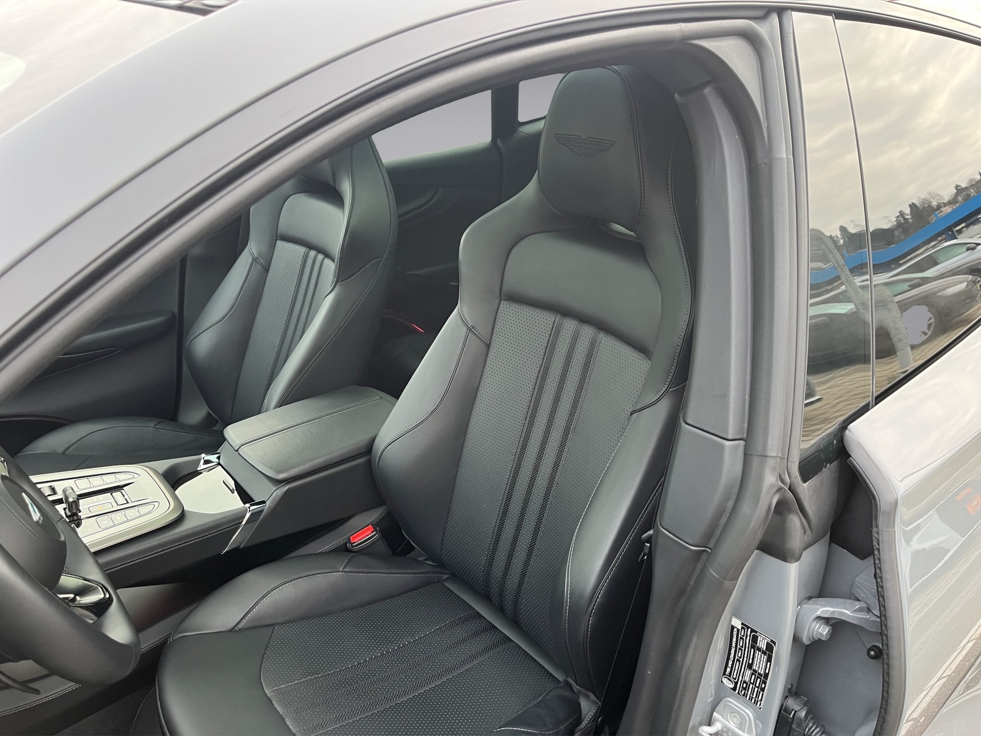 ASTON MARTIN DBX 4.0 V8 *New Modell mit 707 PS*-image-10