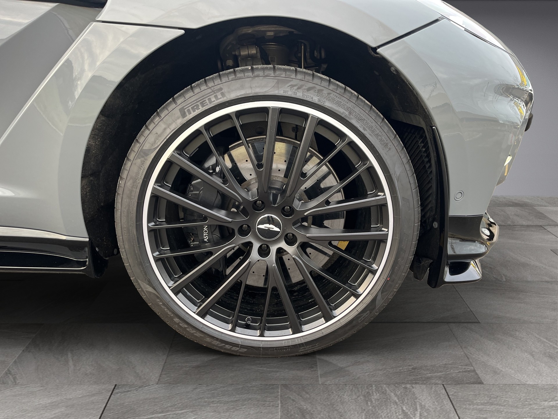 ASTON MARTIN DBX 4.0 V8 *New Modell mit 707 PS*-image-16