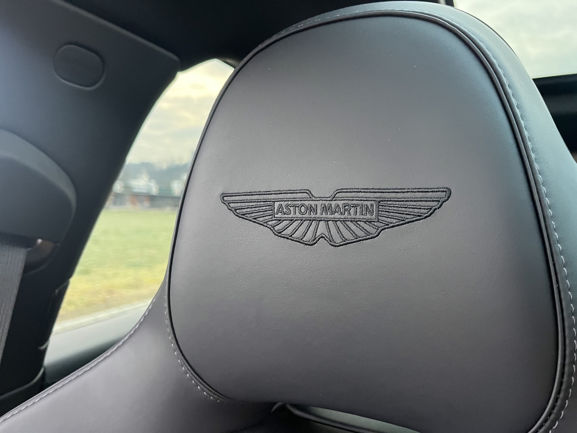 ASTON MARTIN DBX 4.0 V8 *New Modell mit 707 PS*-image-30
