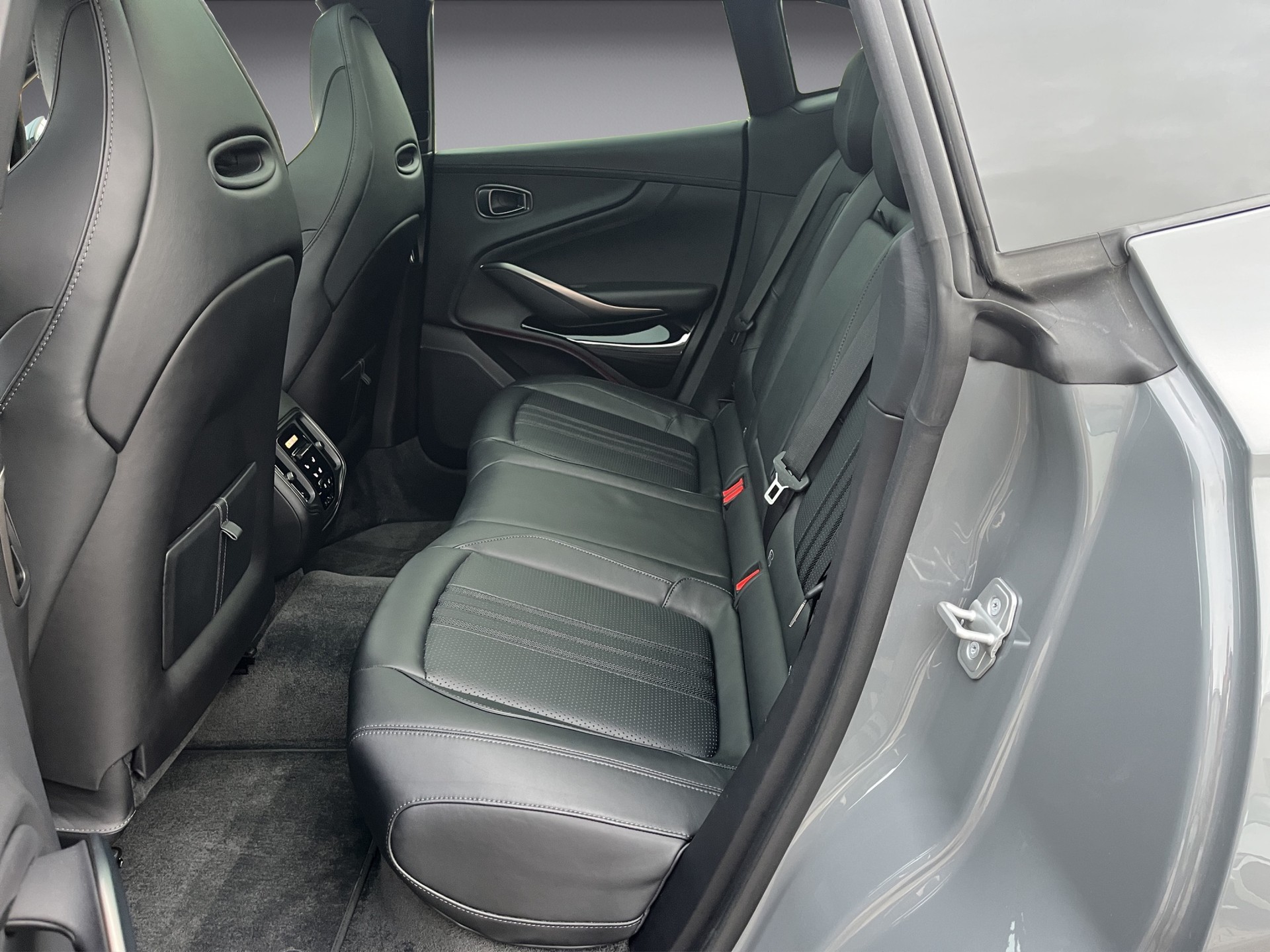 ASTON MARTIN DBX 4.0 V8 *New Modell mit 707 PS*-image-11