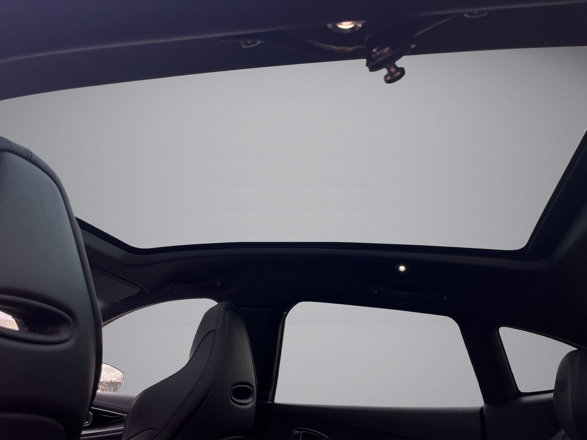 ASTON MARTIN DBX 4.0 V8 *New Modell mit 707 PS*-image-13