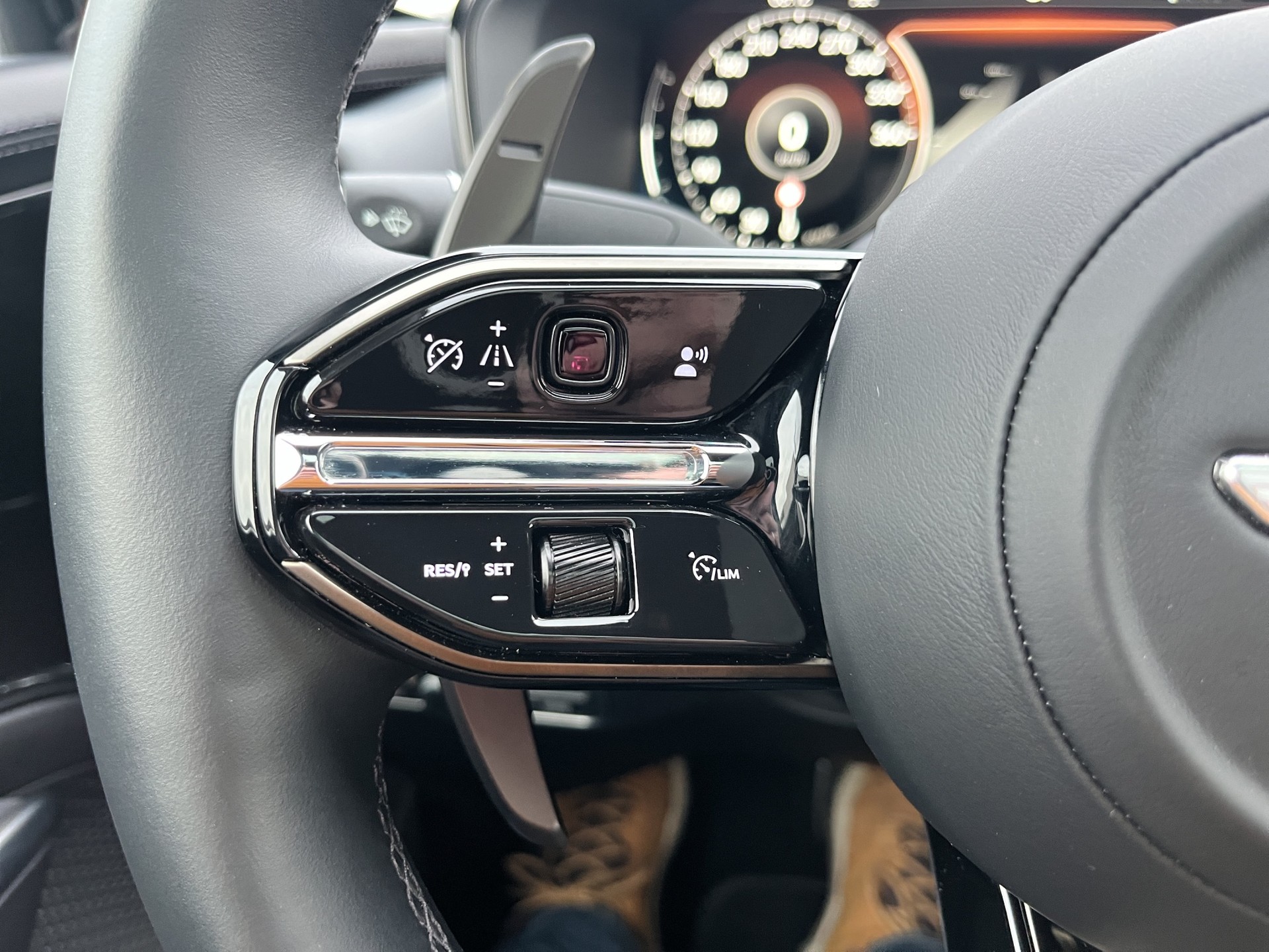 ASTON MARTIN DBX 4.0 V8 *New Modell mit 707 PS*-image-26