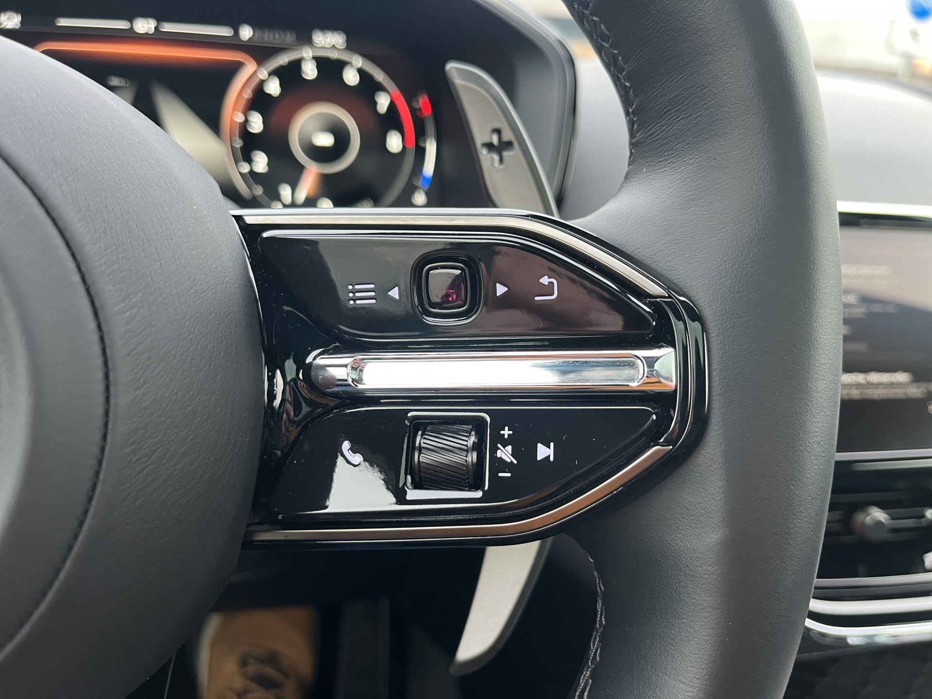 ASTON MARTIN DBX 4.0 V8 *New Modell mit 707 PS*-image-27