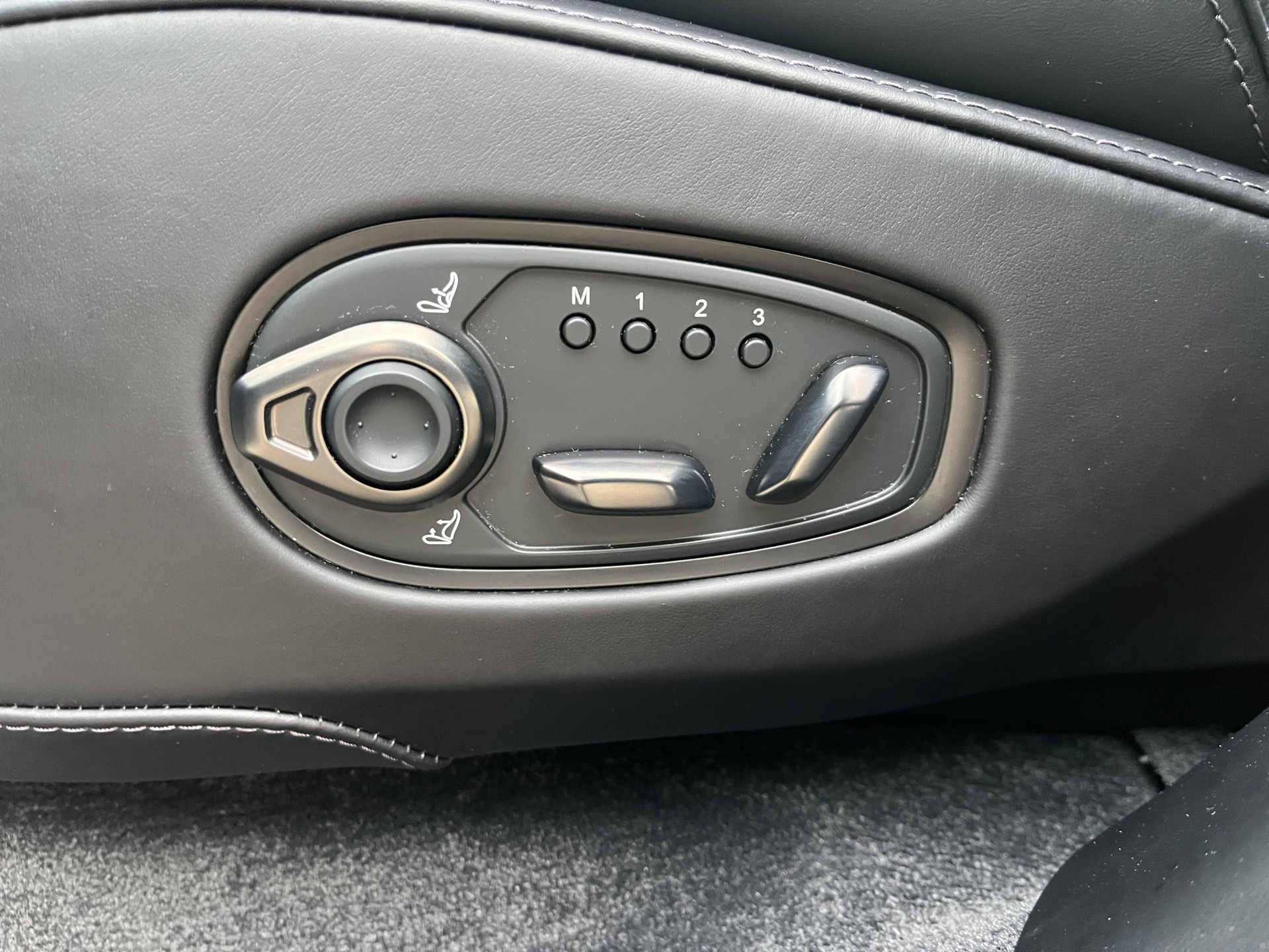 ASTON MARTIN DBX 4.0 V8 *New Modell mit 707 PS*-image-18