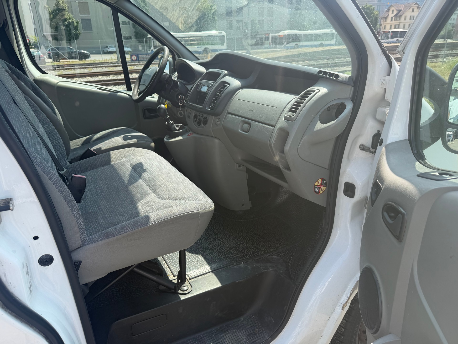 RENAULT Trafic 2.0 dCi 115 2.9t L1H1-image-9