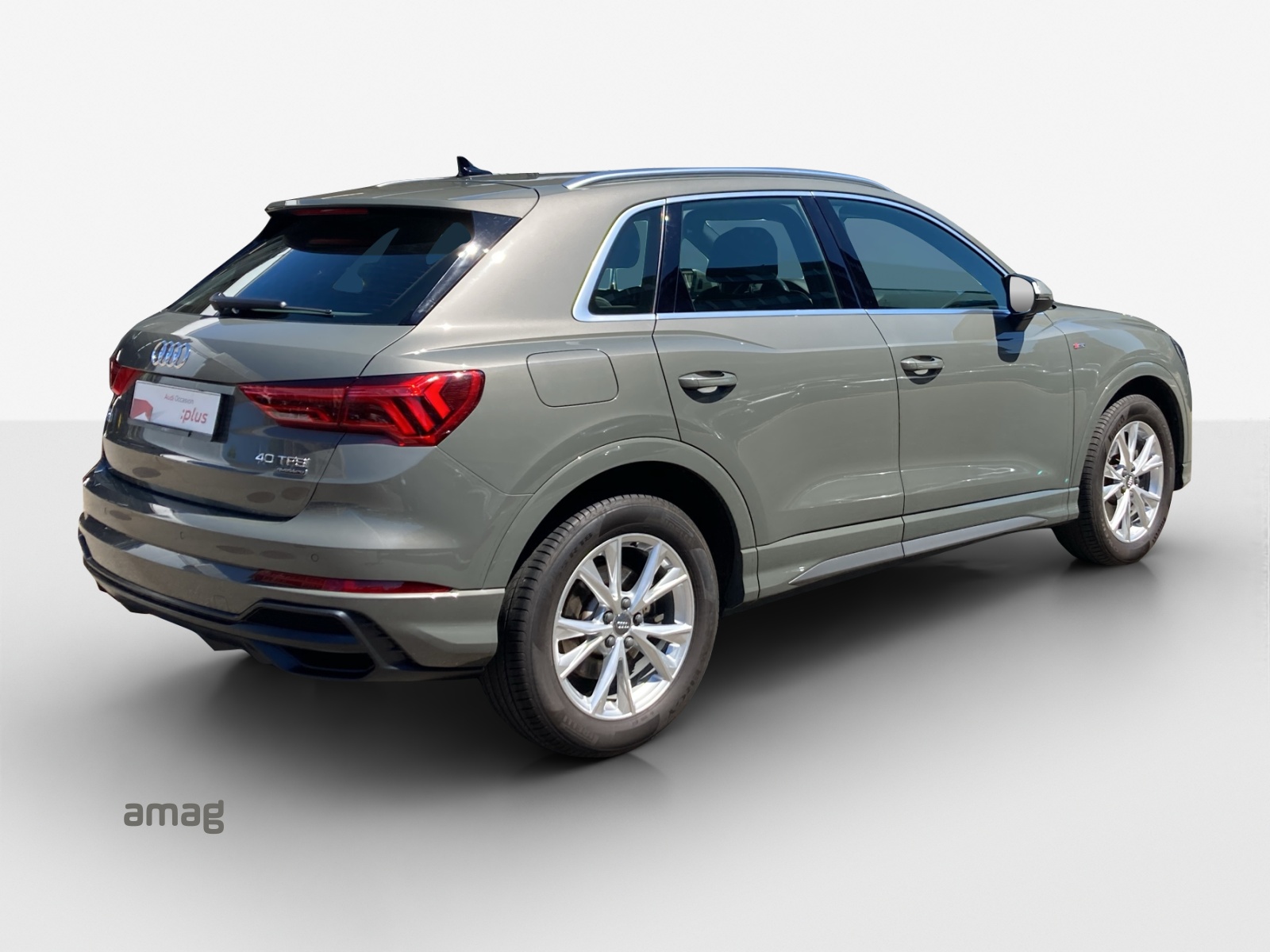 AUDI Q3 40 TFSI S line quattro S-tronic-image-4