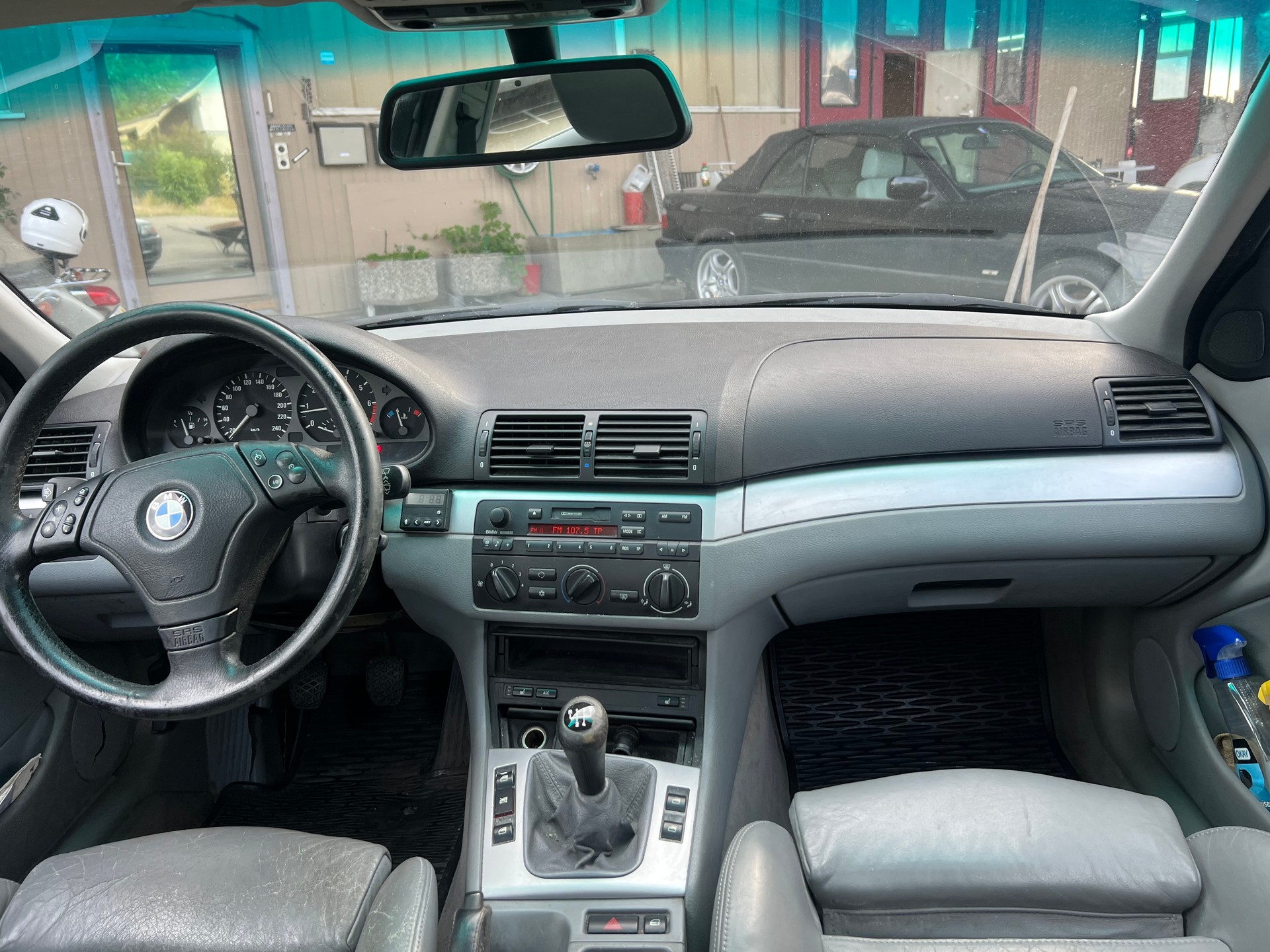 BMW 328i-image-9