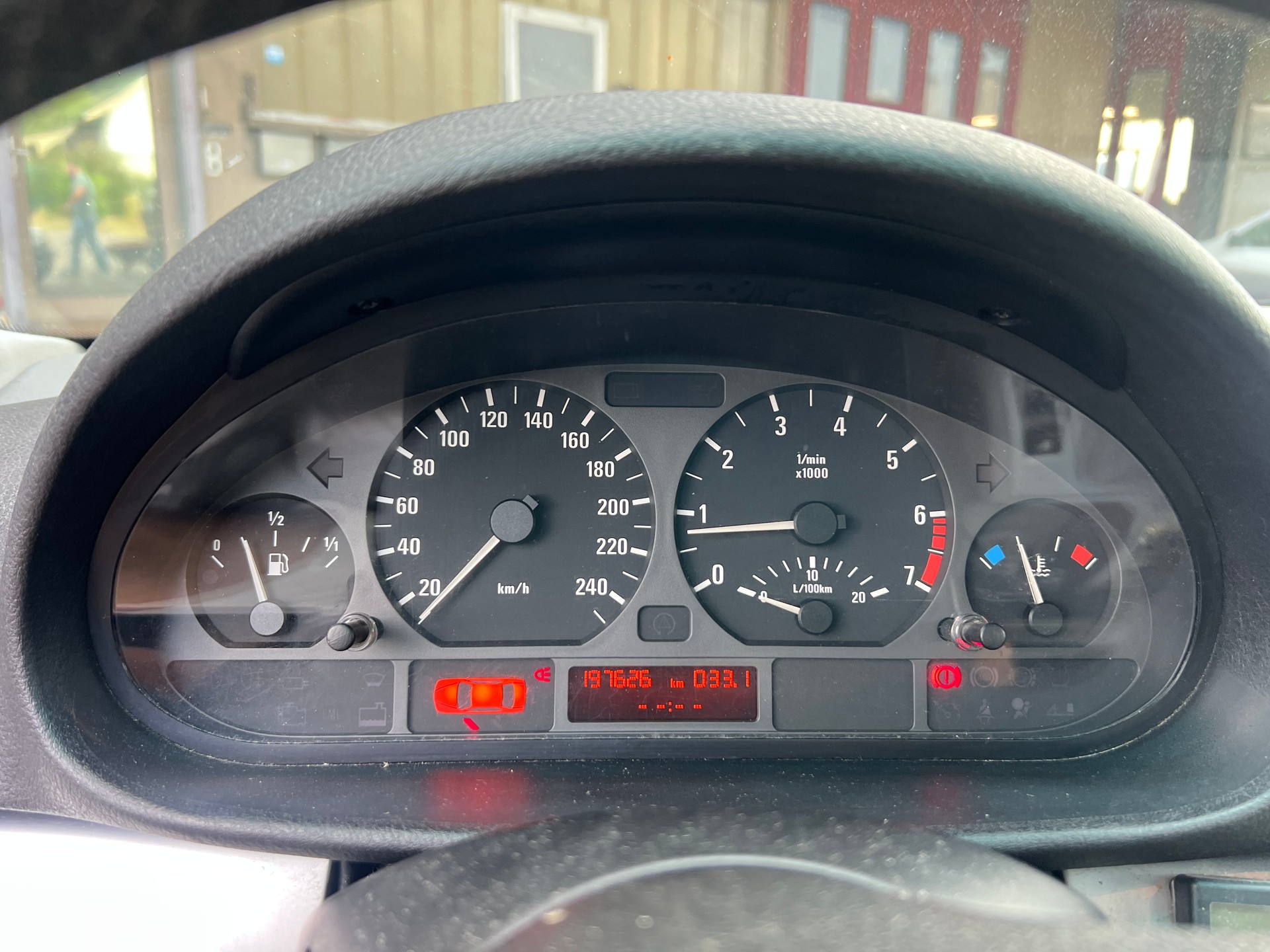 BMW 328i-image-12