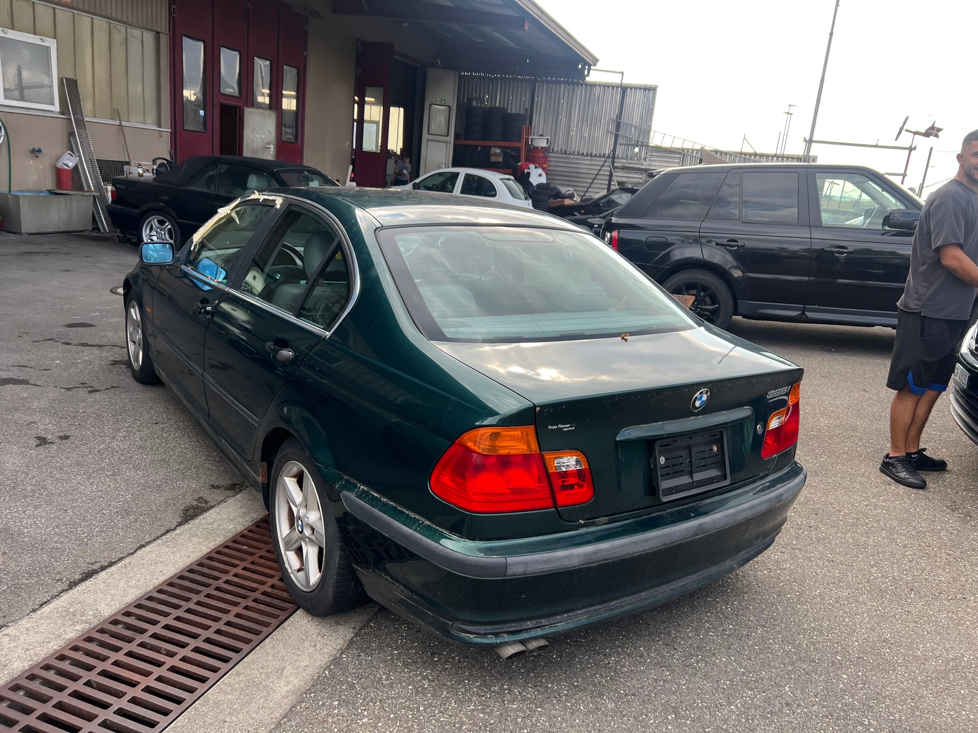 BMW 328i-image-6