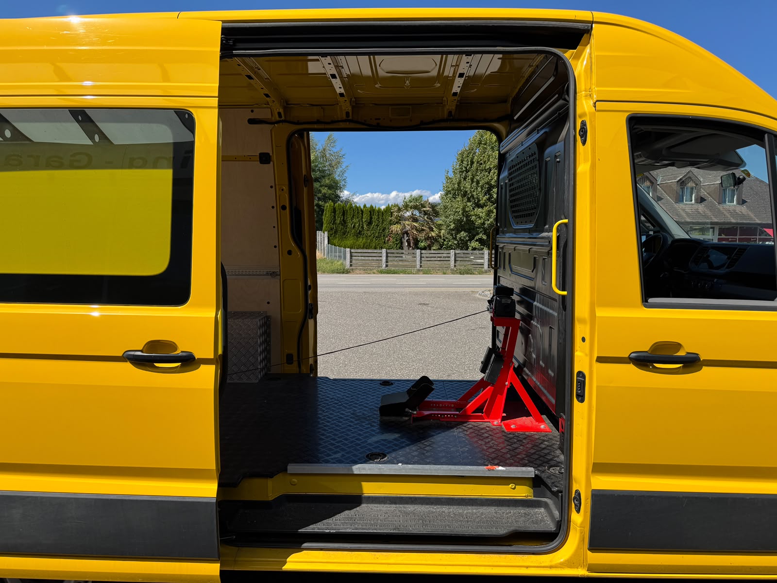 VW Crafter 35 2.0 TDI L3 4Motion Motorrad-Transporter-image-15