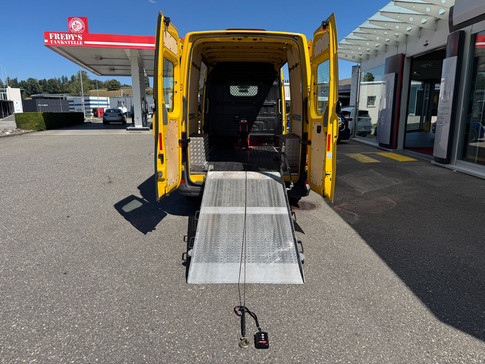 VW Crafter 35 2.0 TDI L3 4Motion Motorrad-Transporter-image-1