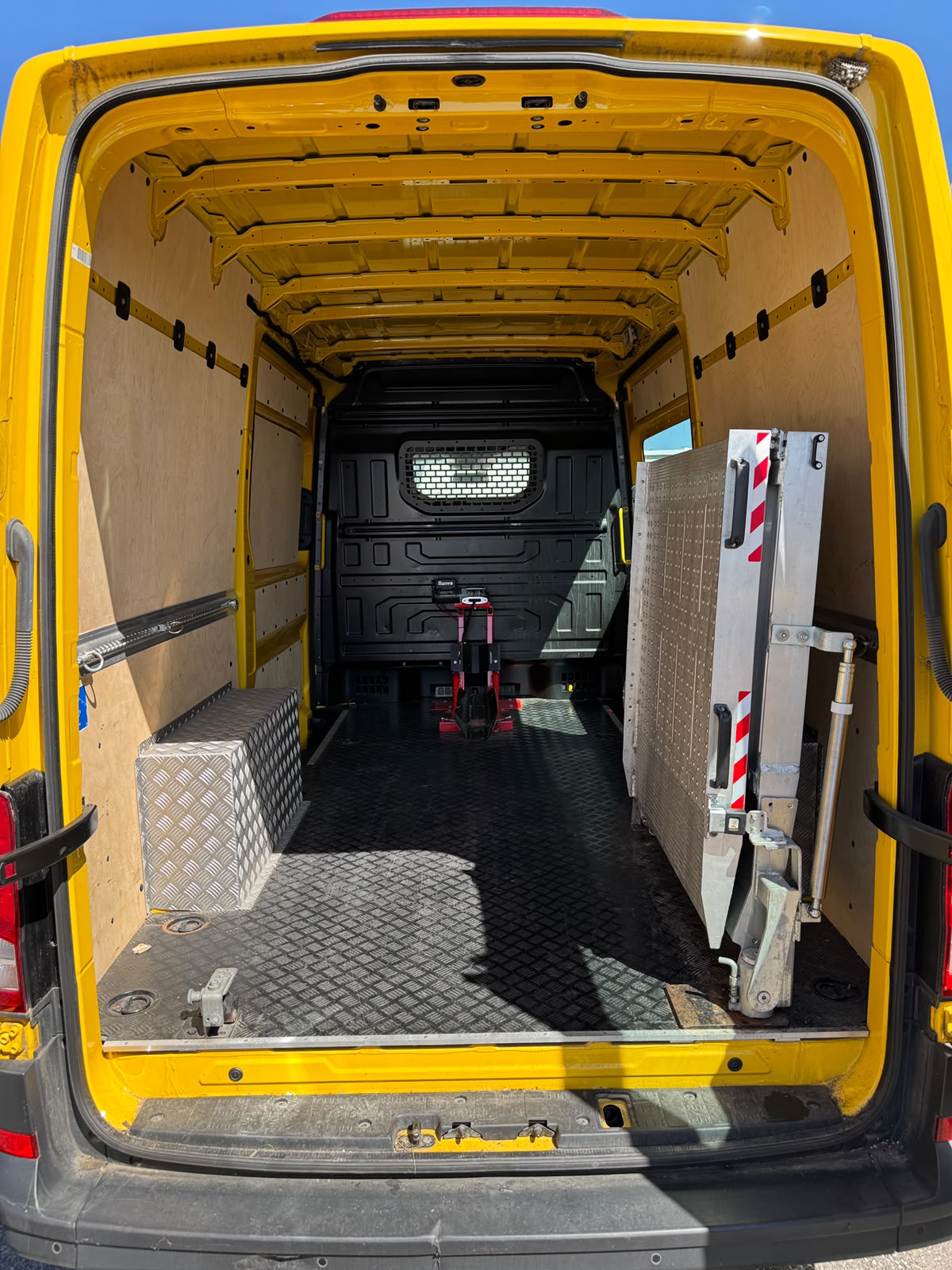 VW Crafter 35 2.0 TDI L3 4Motion Motorrad-Transporter-image-7