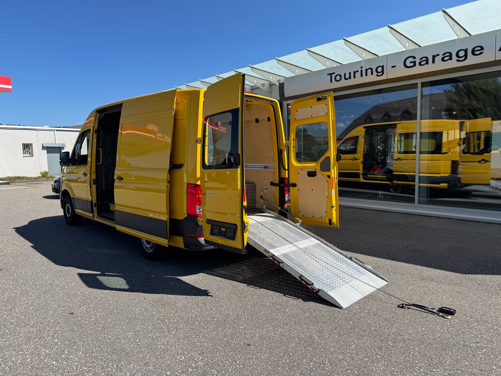 VW Crafter 35 2.0 TDI L3 4Motion Motorrad-Transporter-image-0