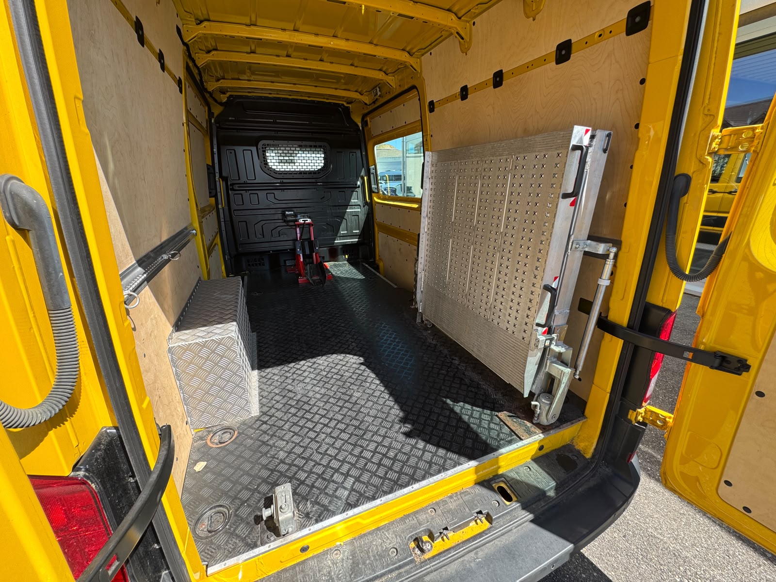 VW Crafter 35 2.0 TDI L3 4Motion Motorrad-Transporter-image-8
