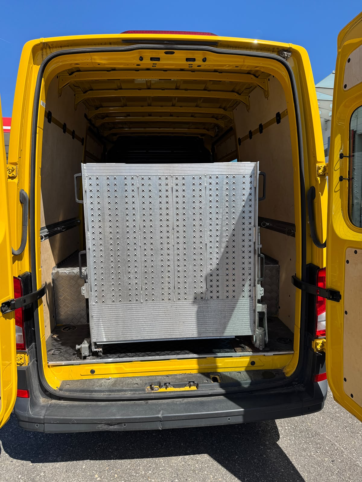 VW Crafter 35 2.0 TDI L3 4Motion Motorrad-Transporter-image-6