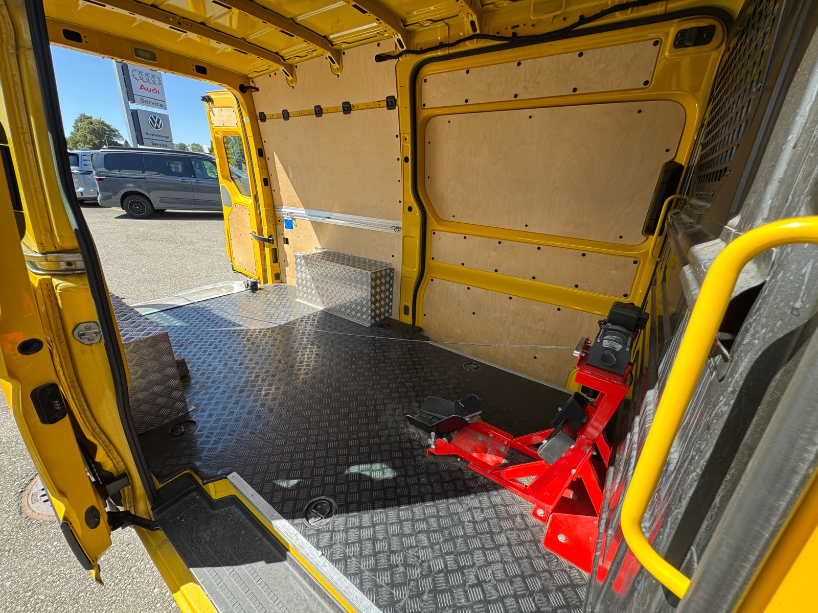 VW Crafter 35 2.0 TDI L3 4Motion Motorrad-Transporter-image-9